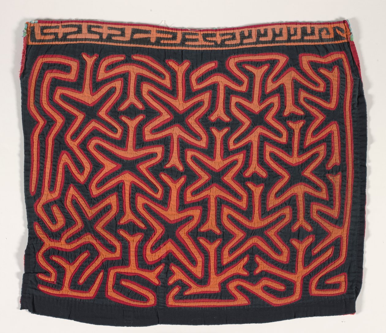 衬衫镶片（mola），c.1950（贴花棉） 作者 库纳印第安文化