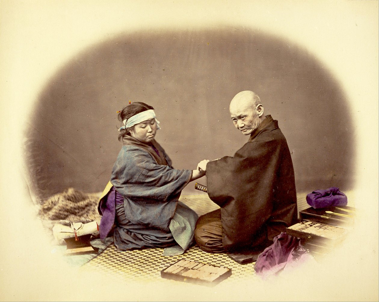 日本医生和他的病人，c.1890（手工彩色印刷品） 作者 日下金兵卫