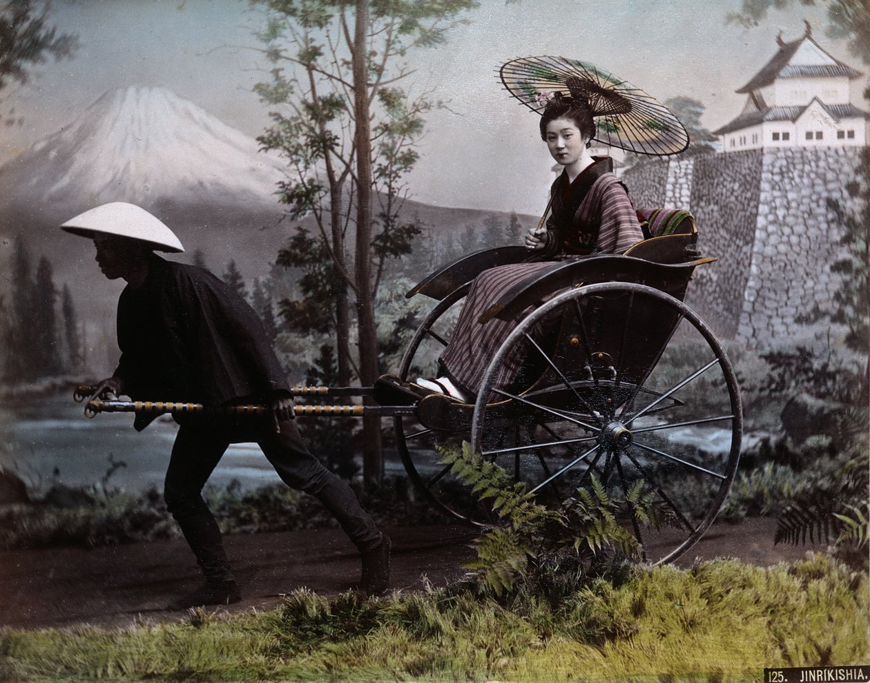 年轻的日本女人在人力车，1889年（彩色照片） 作者 日下金兵卫