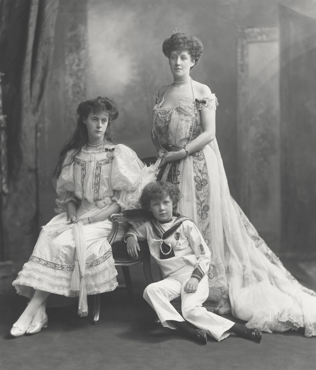 Viscountess Knollys和她的孩子们，在1902年获得爱德华七世加冕国王奖章时拍摄 作者 拉斐特工作室