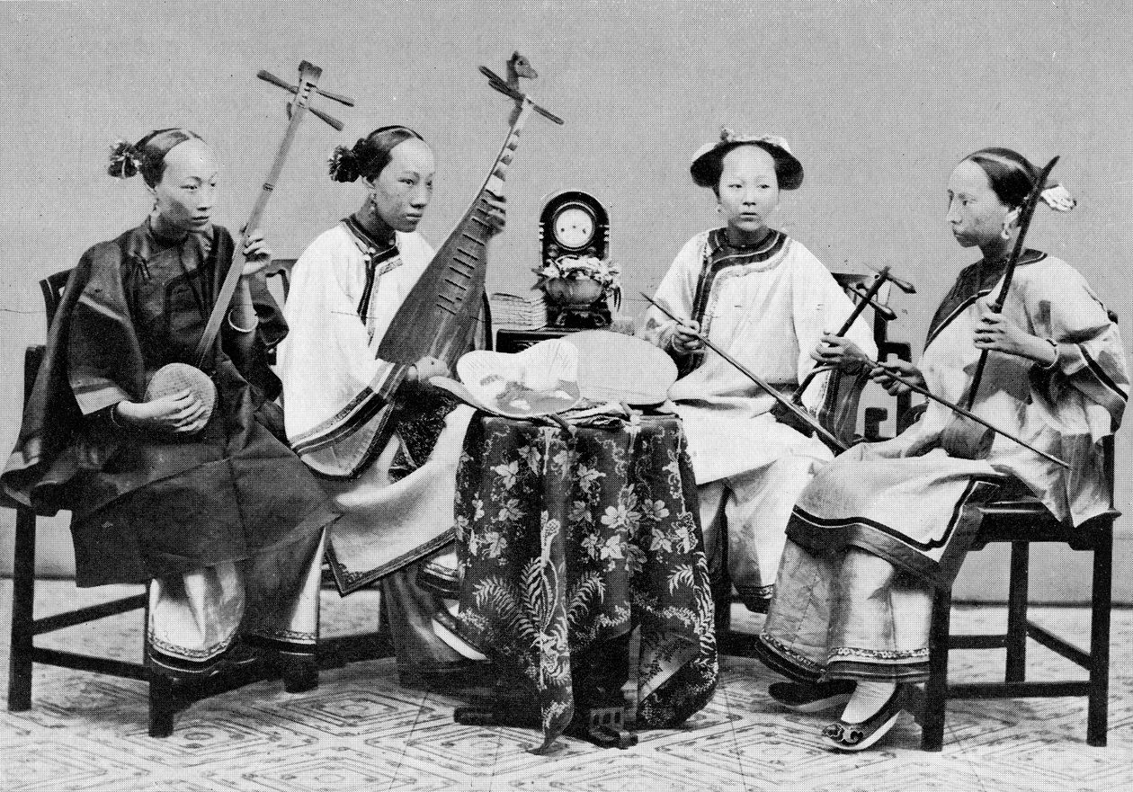 香港传统中国乐器的女音乐家，c.1885（bw photo） 作者 赖阿芳