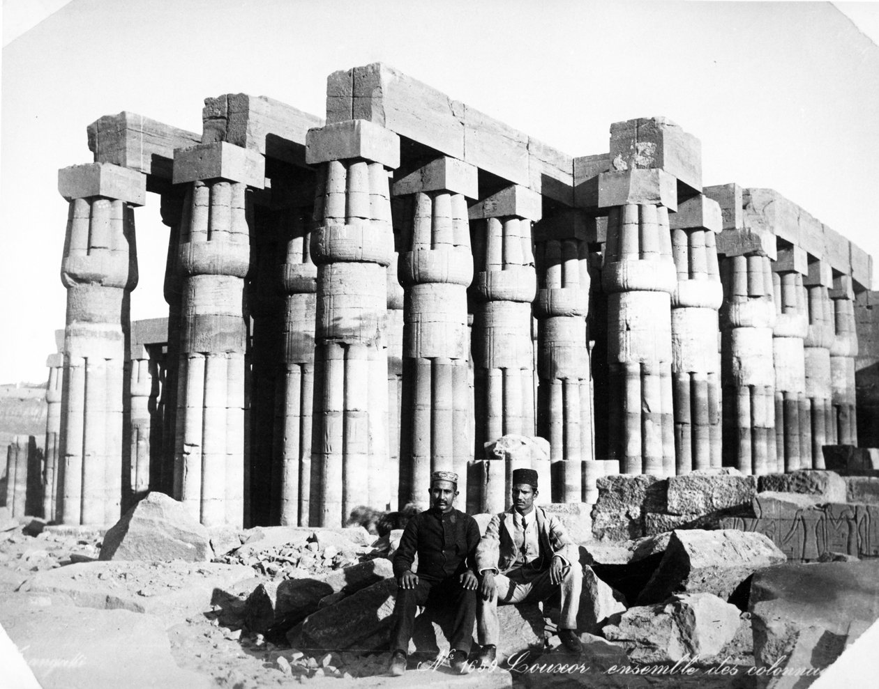 阿蒙霍特普三世法院的柱廊的看法在卢克索，c.1880 作者 朗基基