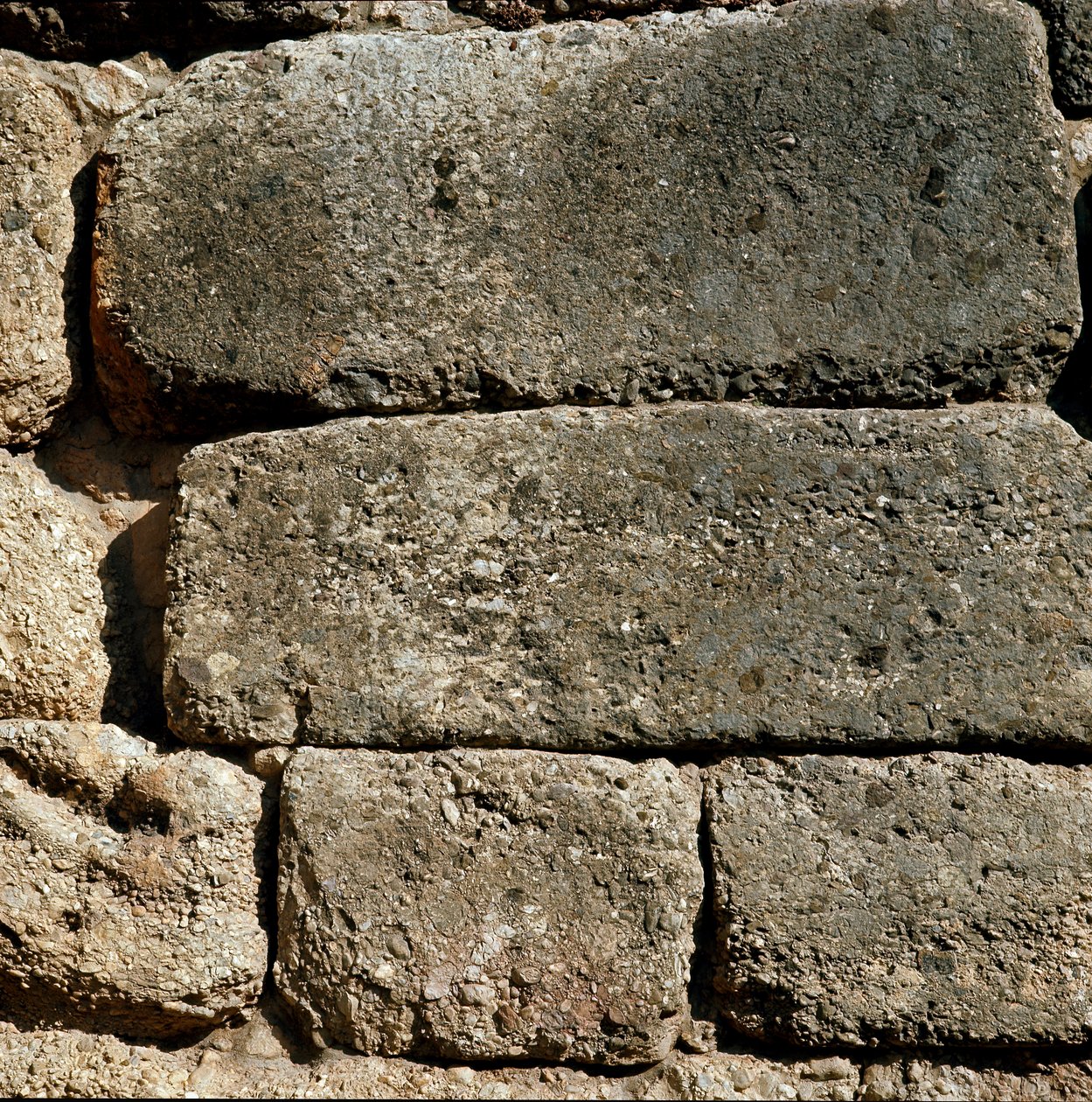狮门附近的城墙：希腊伯罗奔尼撒半岛（公元前 1500-1100 年）迈锡尼古城遗址 作者 晚期晚期迈锡尼