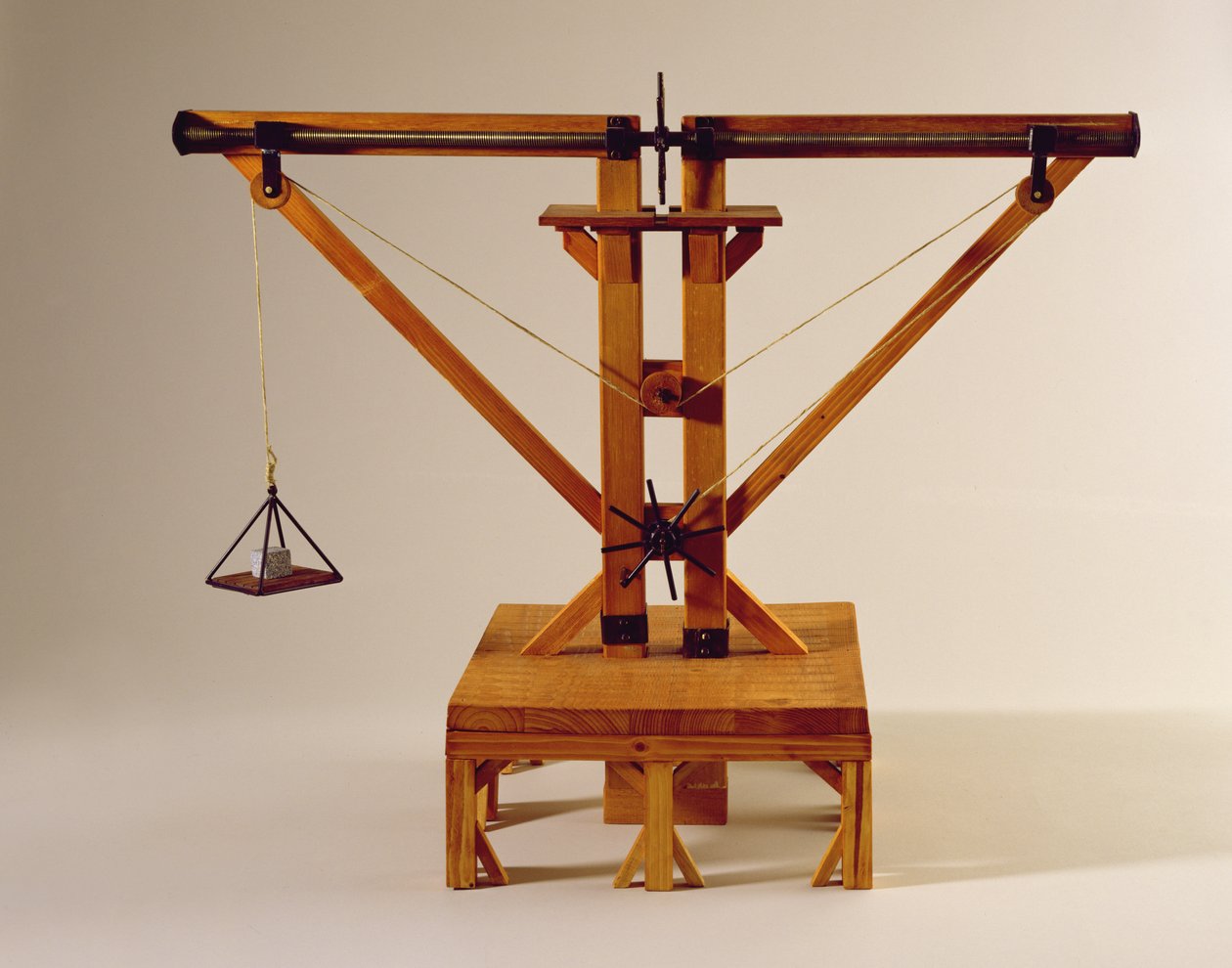 达芬奇双绞机（木材，金属和绳子）设计的模型重建 作者 达芬奇（Leonardo da Vinci）