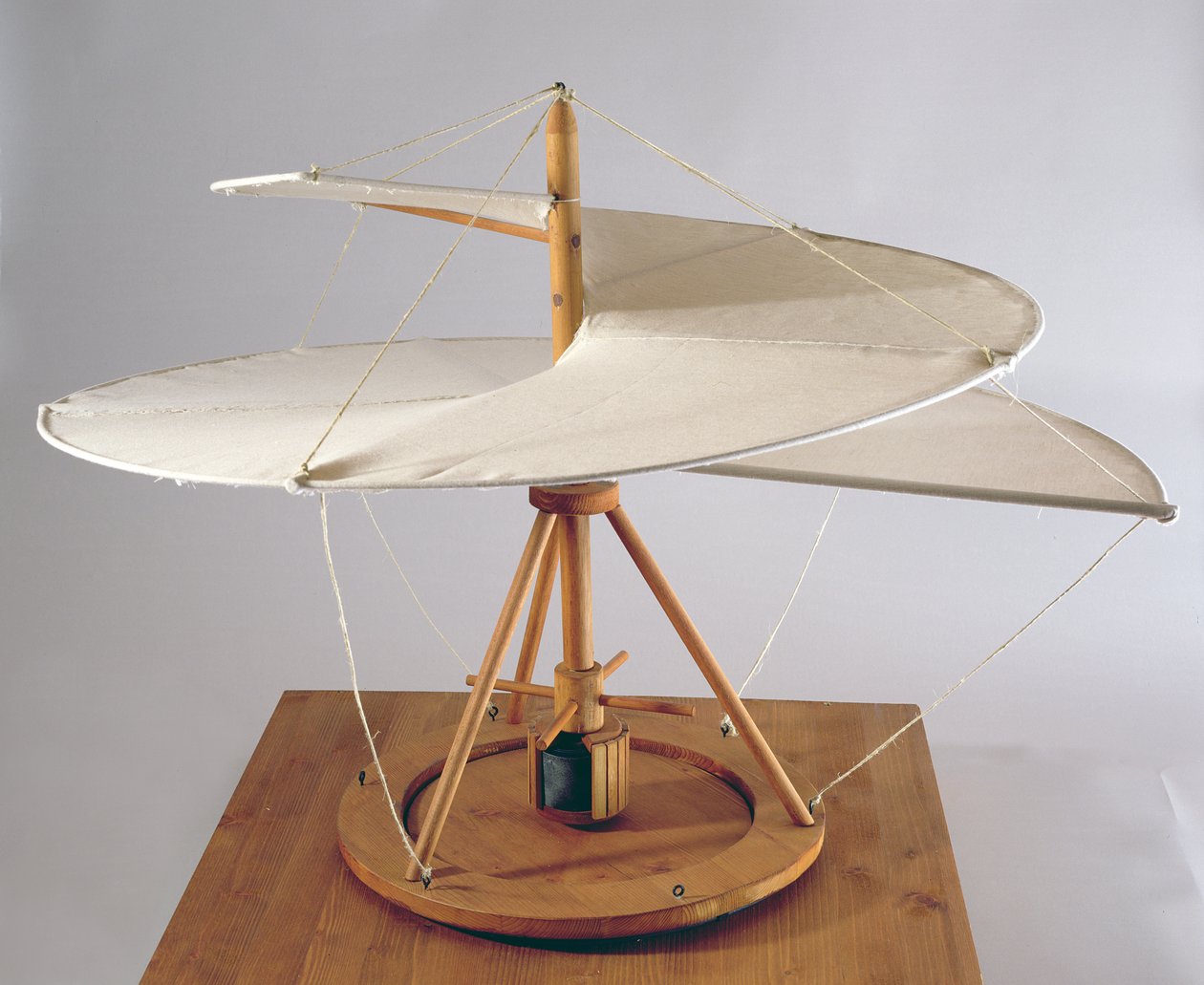 达芬奇空中螺丝（木，布，绳）设计的模型重建 作者 达芬奇（Leonardo da Vinci）