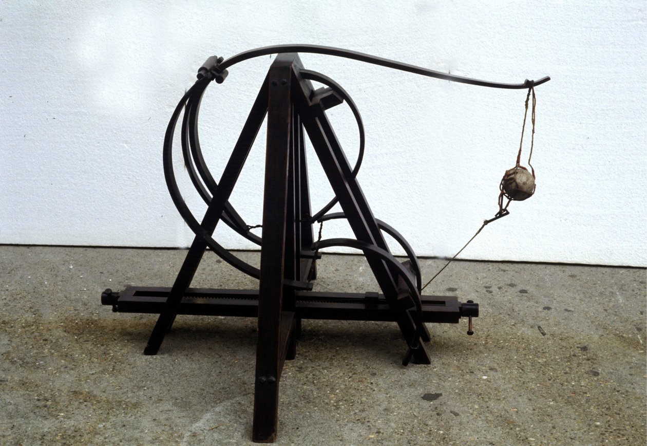 一个弹射器。 模型来自列奥纳多·达·芬奇 (Leonardo da Vinci) 的绘图。 米兰科技博物馆。 作者 达芬奇（后）芬奇