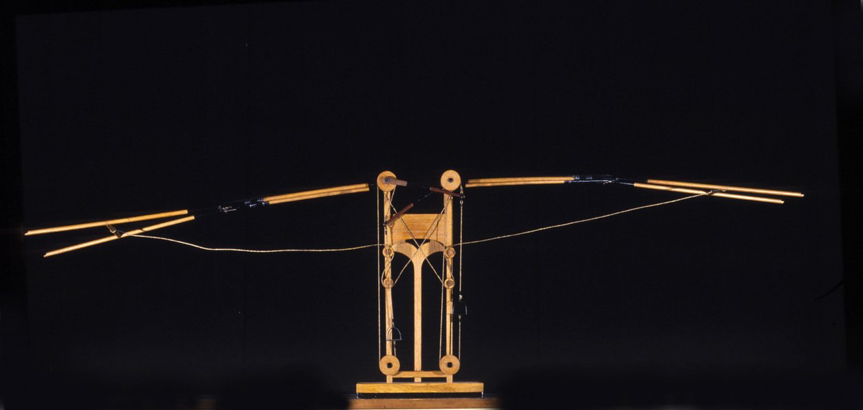 机翼飞行的机翼。 模型来自列奥纳多·达·芬奇 (Leonardo da Vinci) 的绘图。 米兰科技博物馆。 作者 达芬奇（后）芬奇
