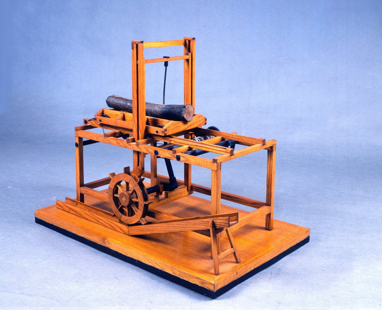 Wooden model (model) of hydraulic saw operated by gears and water. Made after drawing by Leonardo da Vinci (Leonard de Vinci) (1452-1519) Museum of Science and Technology, Milan. 作者 达芬奇（后）芬奇