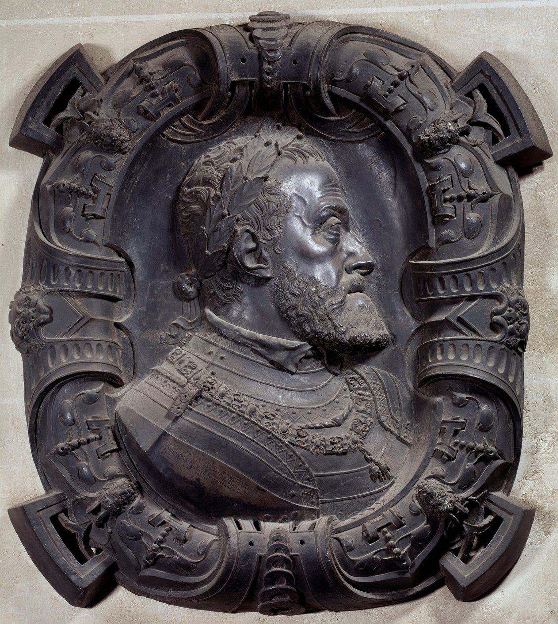 查理五世皇帝（1500-1558 年）的侧面肖像””Leone Leoni（1509-1590 年）雕刻的青铜浮雕。 巴黎，卢浮宫博物馆 作者 利昂·莱昂尼