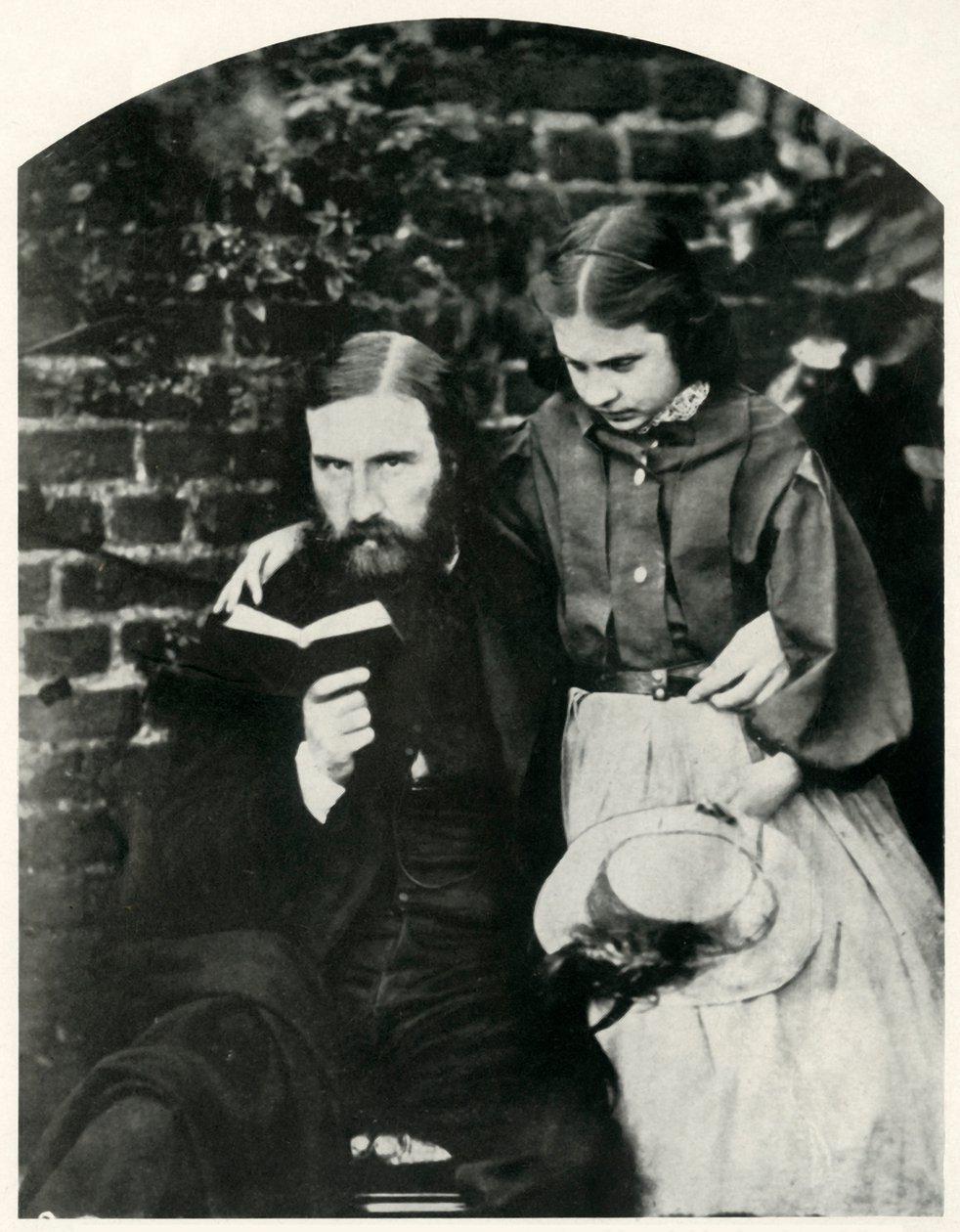 乔治·麦克唐纳（George Macdonald）和他的女儿莉莉亚·斯科特·麦克唐纳（Lilia Scott MacDonald），c1863年，1948年。 作者 刘易斯·卡洛尔