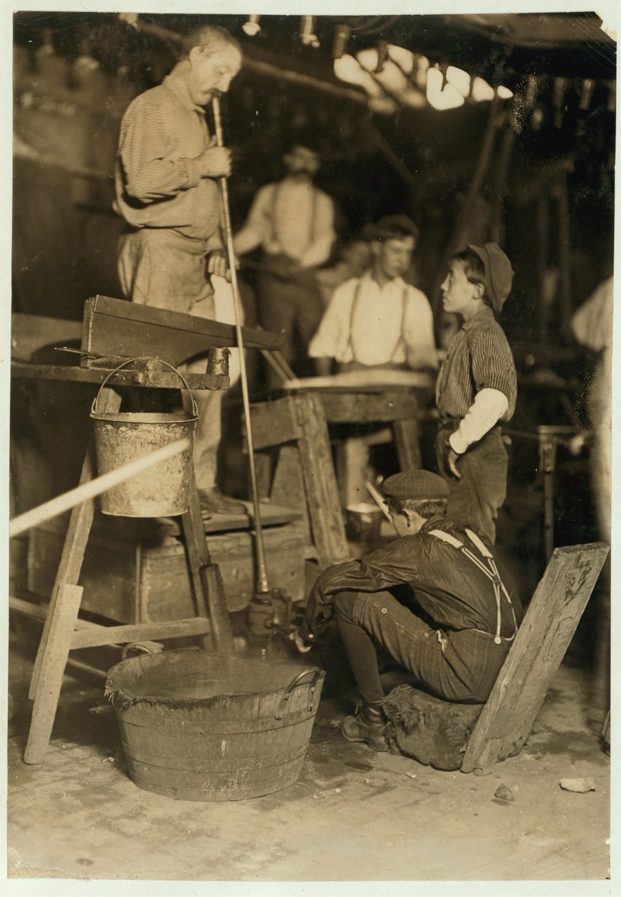 1908年，西弗吉尼亚州摩根敦的塞内卡玻璃厂的鼓风机和模具男孩 作者 刘易斯·威克斯·海恩