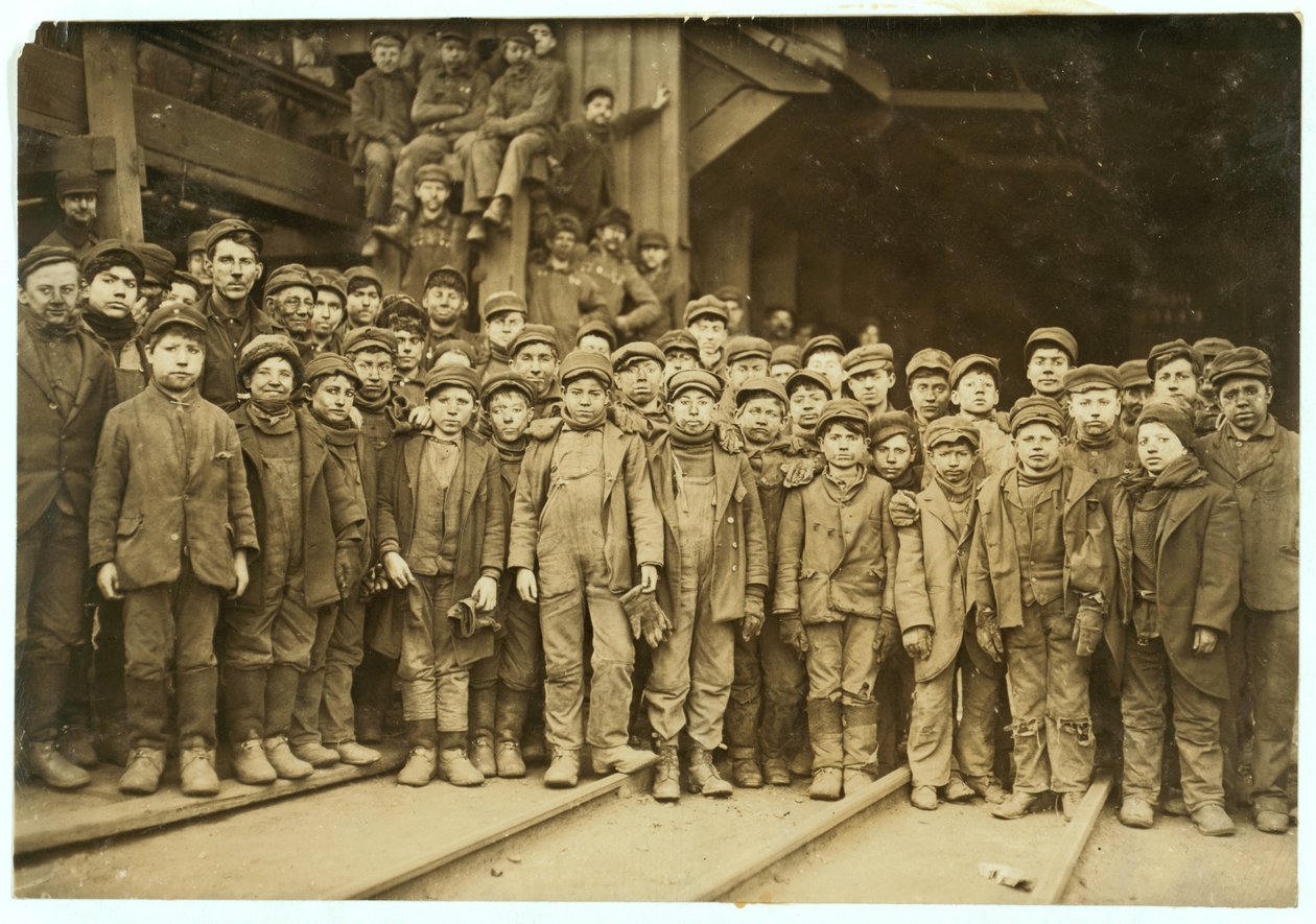1911年在宾夕法尼亚州南皮特斯顿的宾夕法尼亚煤炭公司的Ewen Breaker手工分拣煤炭的破碎机男孩 作者 刘易斯·威克斯·海恩