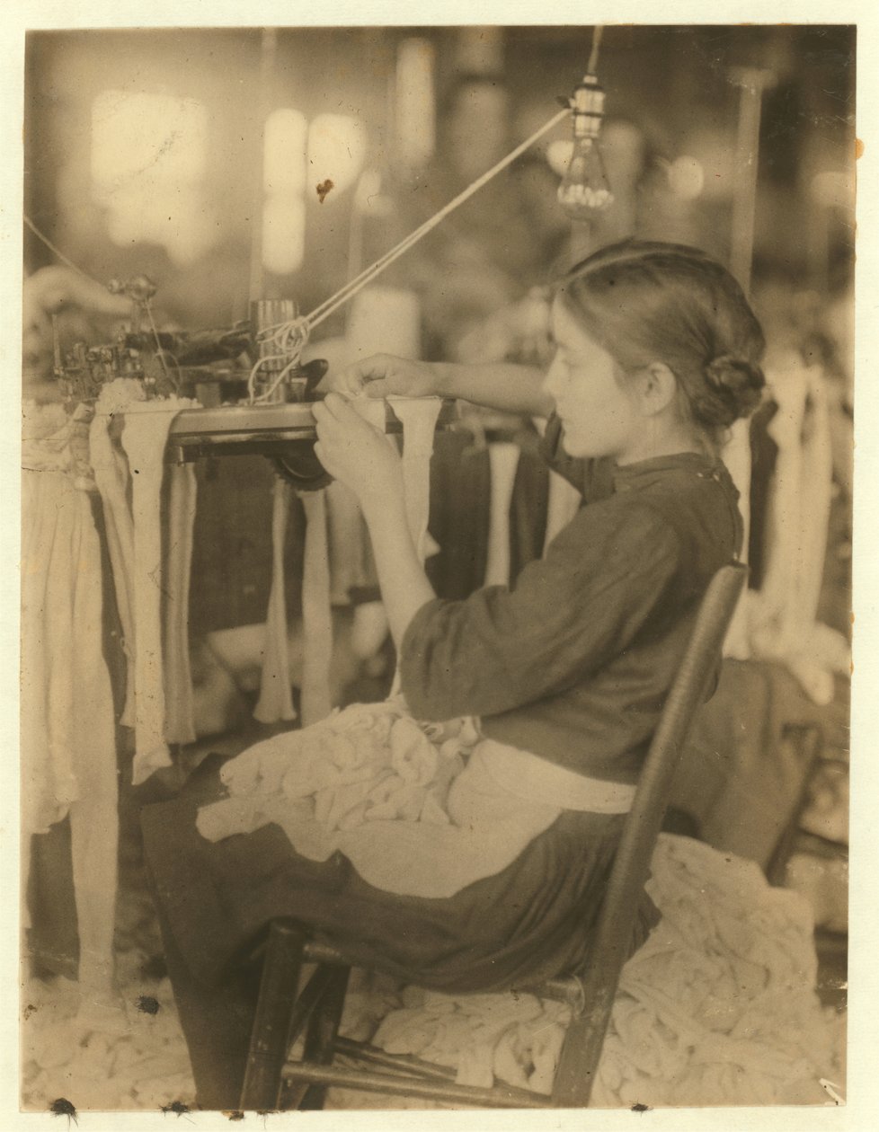 1913年8月9日，乔治亚州罗马的Cherokee Hosiery Mill使用了车刀和弯针 作者 刘易斯·威克斯·海恩