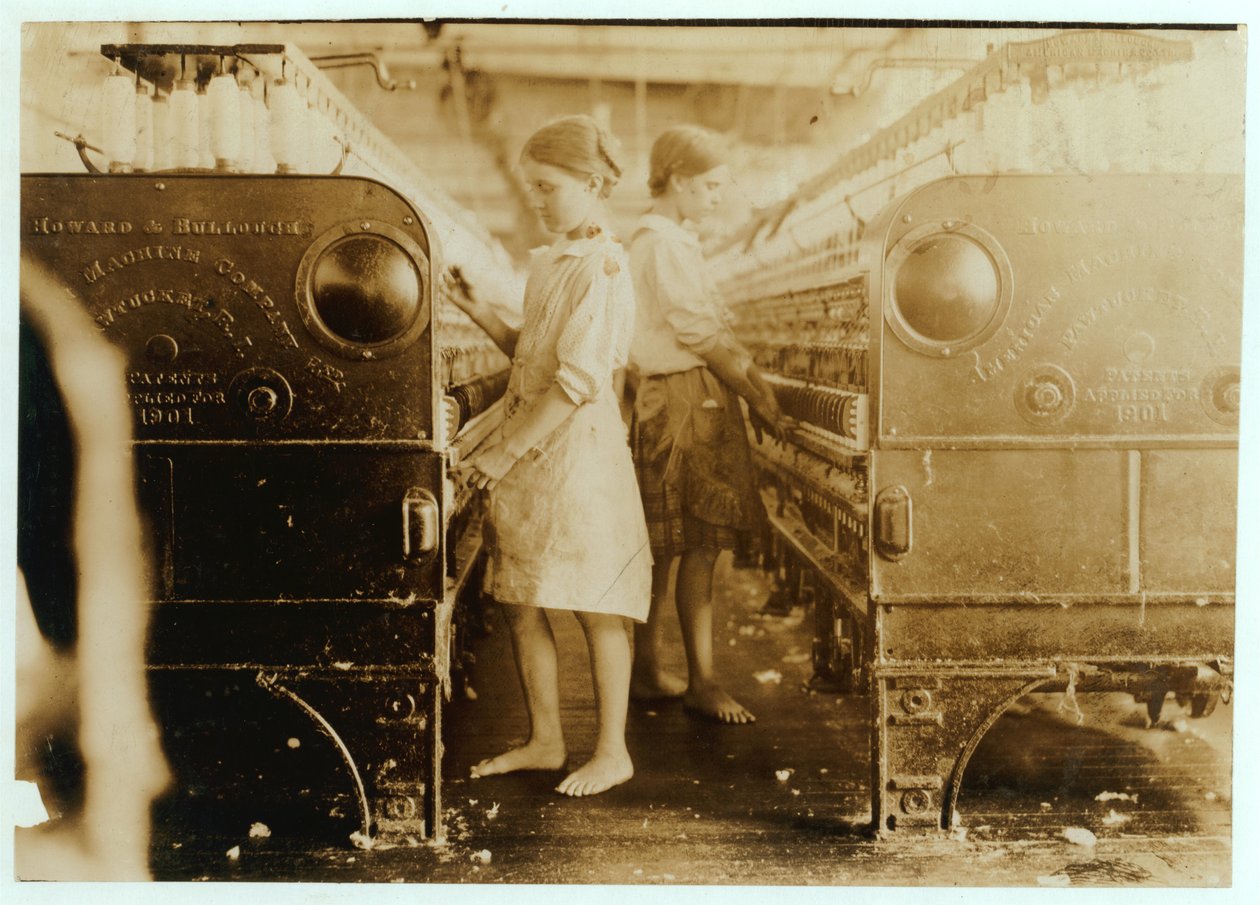 在密西西比州Yazoo City Yarn Mills工作的Elsie和Sadie说他们13岁，1911年 作者 刘易斯·威克斯·海恩
