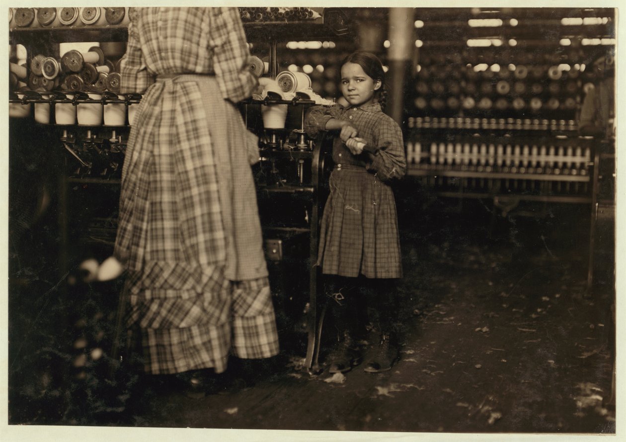 Fannie，48英寸高，7岁，19岁儿童中的一个，1910年在田纳西州费耶特维尔的Elk Mills帮助她的妹妹 作者 刘易斯·威克斯·海恩