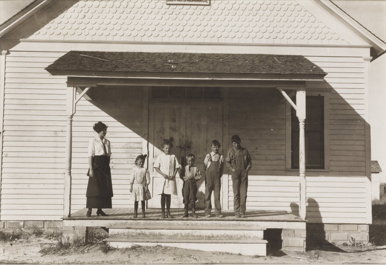 1915年，五名学生在科罗拉多州密歇根堡第3区第6学校就读 作者 刘易斯·威克斯·海恩