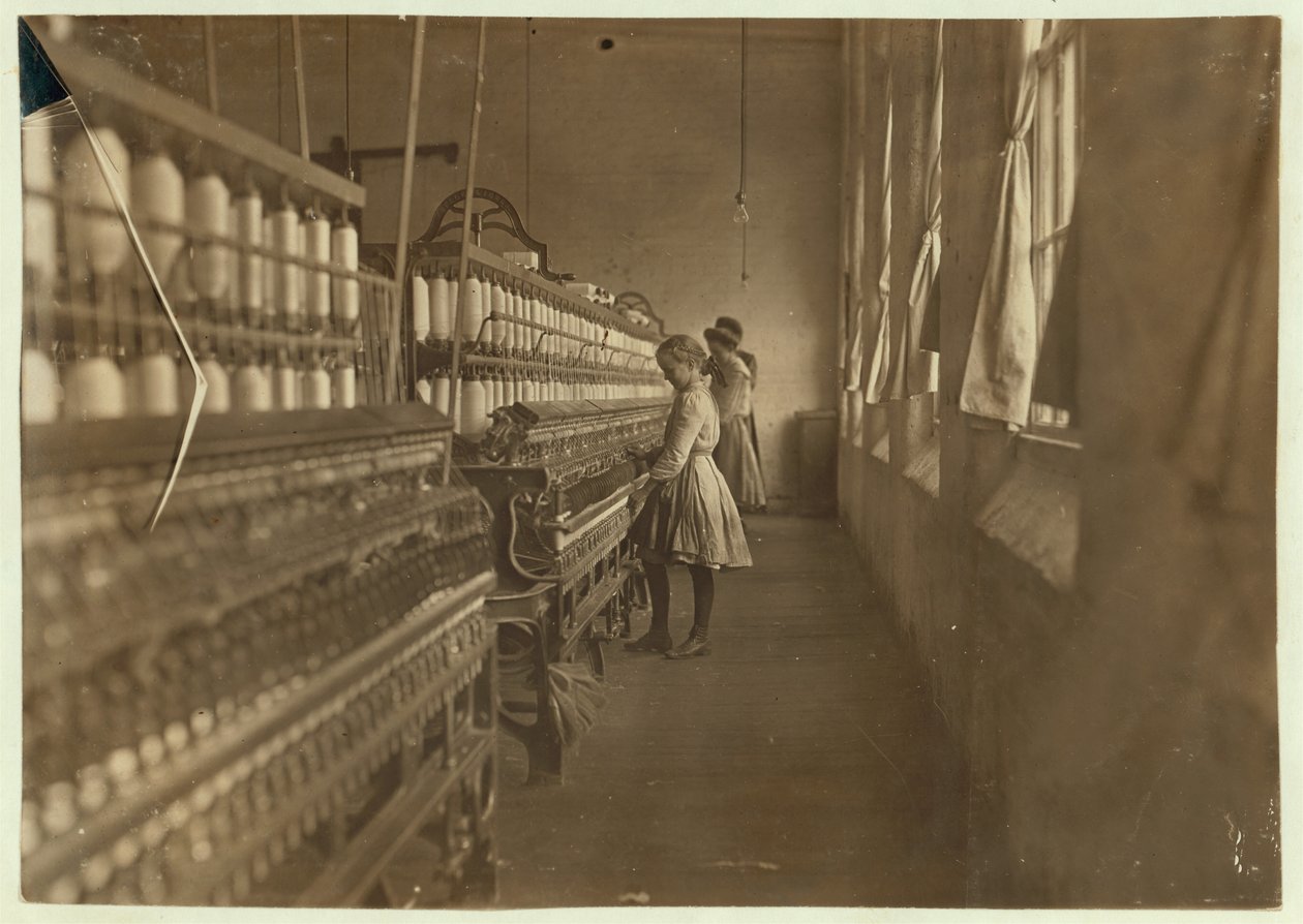 Hattie Hunter是南卡罗来纳州Lancaster Cotton Mills的一名锭床工人，她在1908年工作了3年 作者 刘易斯·威克斯·海恩
