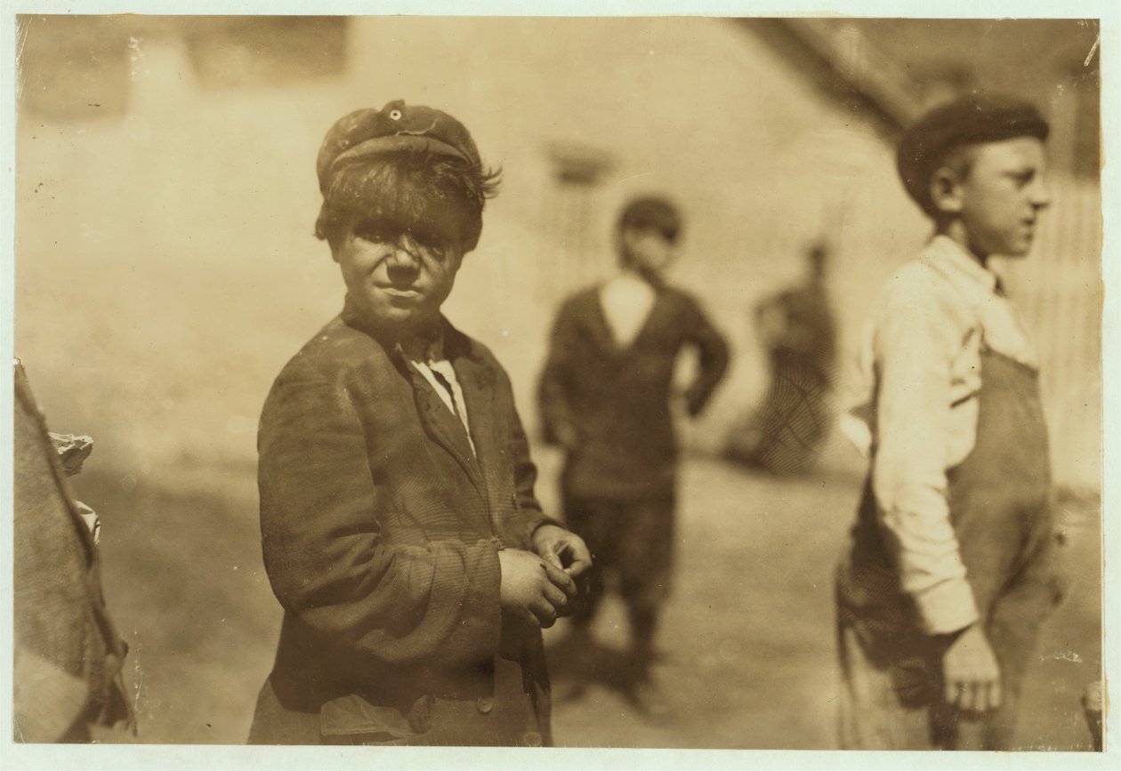 Joe（Jose）Mello，年龄在8岁或9岁，1911年在马萨诸塞州新贝德福德担任扫磨工。 作者 刘易斯·威克斯·海恩