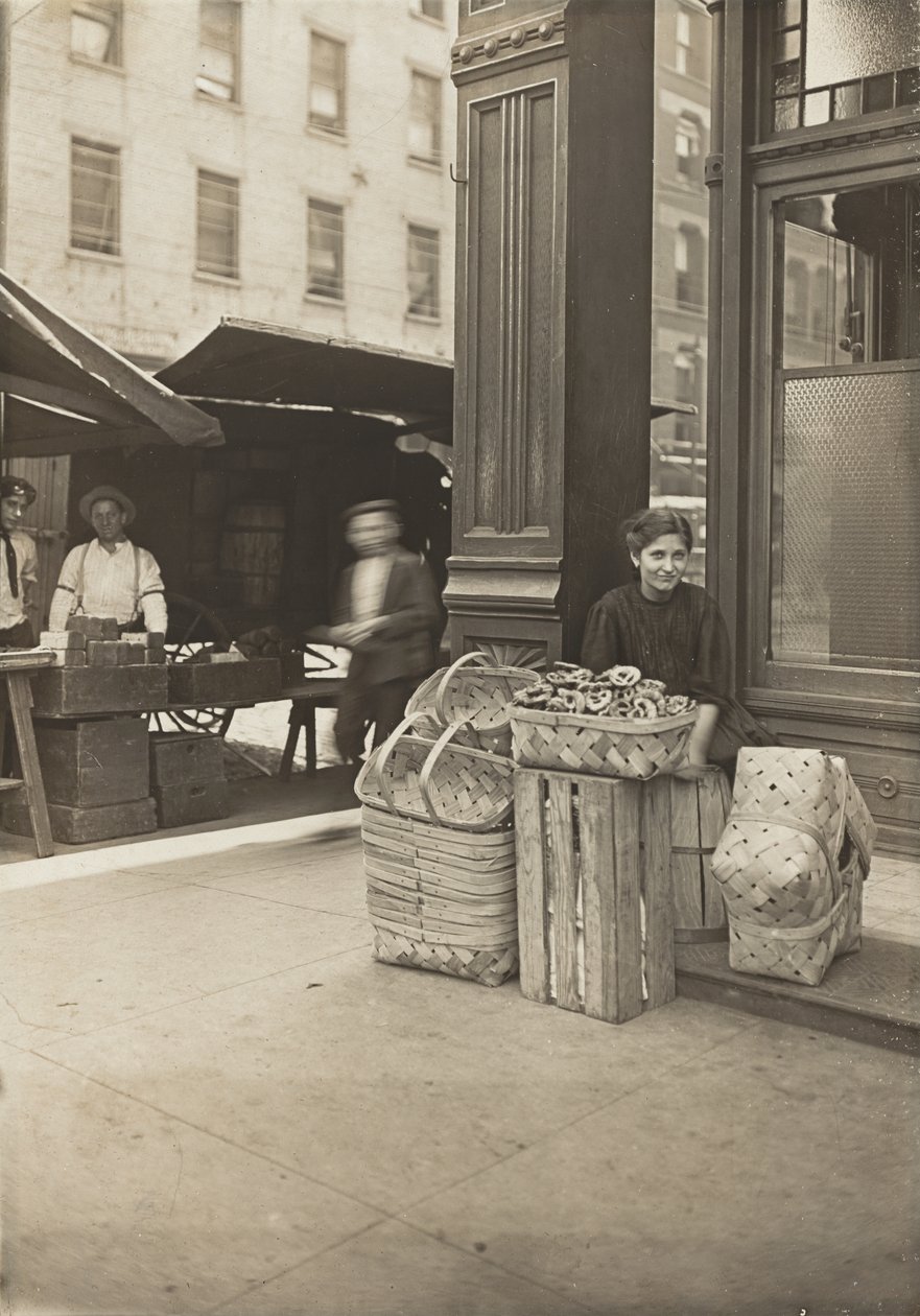 Lena Lochiavo，11岁，篮子和椒盐卷饼卖家，位于俄亥俄州辛辛那提市沙龙入口前的第六街市场，1908年8月（明胶银印） 作者 刘易斯·威克斯·海恩