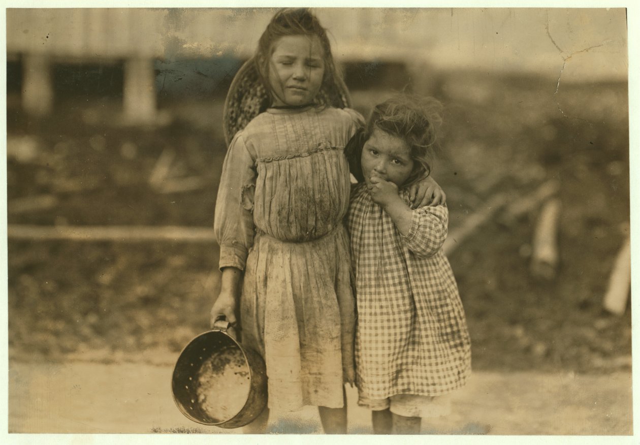 Maud和Grade Daly，5岁和3岁每天为Peerless Oyster Company，Bay St. Louis，Mississippi，1911年挑选一罐虾 作者 刘易斯·威克斯·海恩