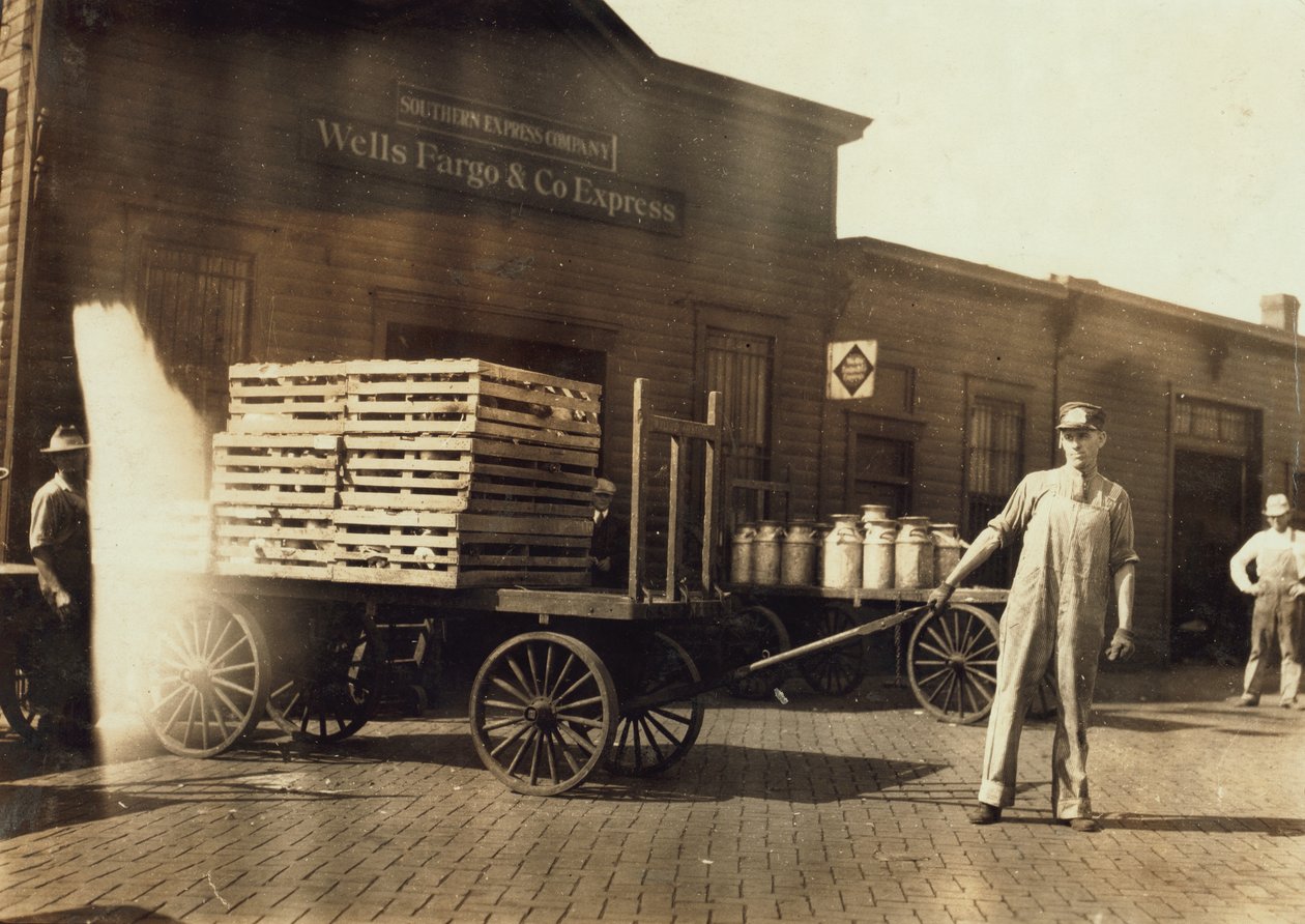 1916年，密苏里州Springfiled的Wells Fargo und Co Express车站前的人们带着板条箱和牛奶罐 作者 刘易斯·威克斯·海恩