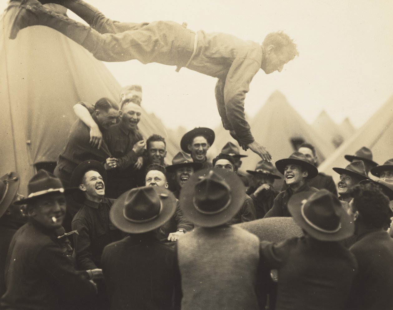 士兵被扔在空中，1917年。 作者 刘易斯·威克斯·海恩