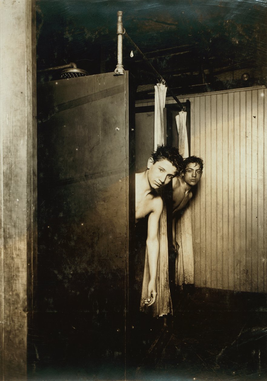 两个男孩在美国纽约市百老汇的邮政电报公司洗澡，约1910年（深褐色照片）。 作者 刘易斯·威克斯·海恩