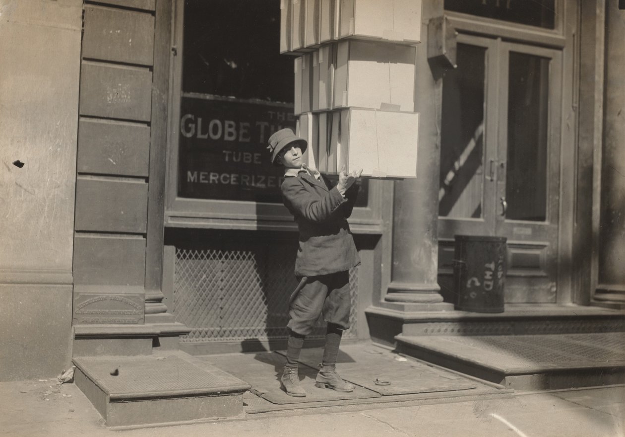 帮助装载马车的马车夫或尾巴男孩，约1914年。 作者 刘易斯·威克斯·海恩
