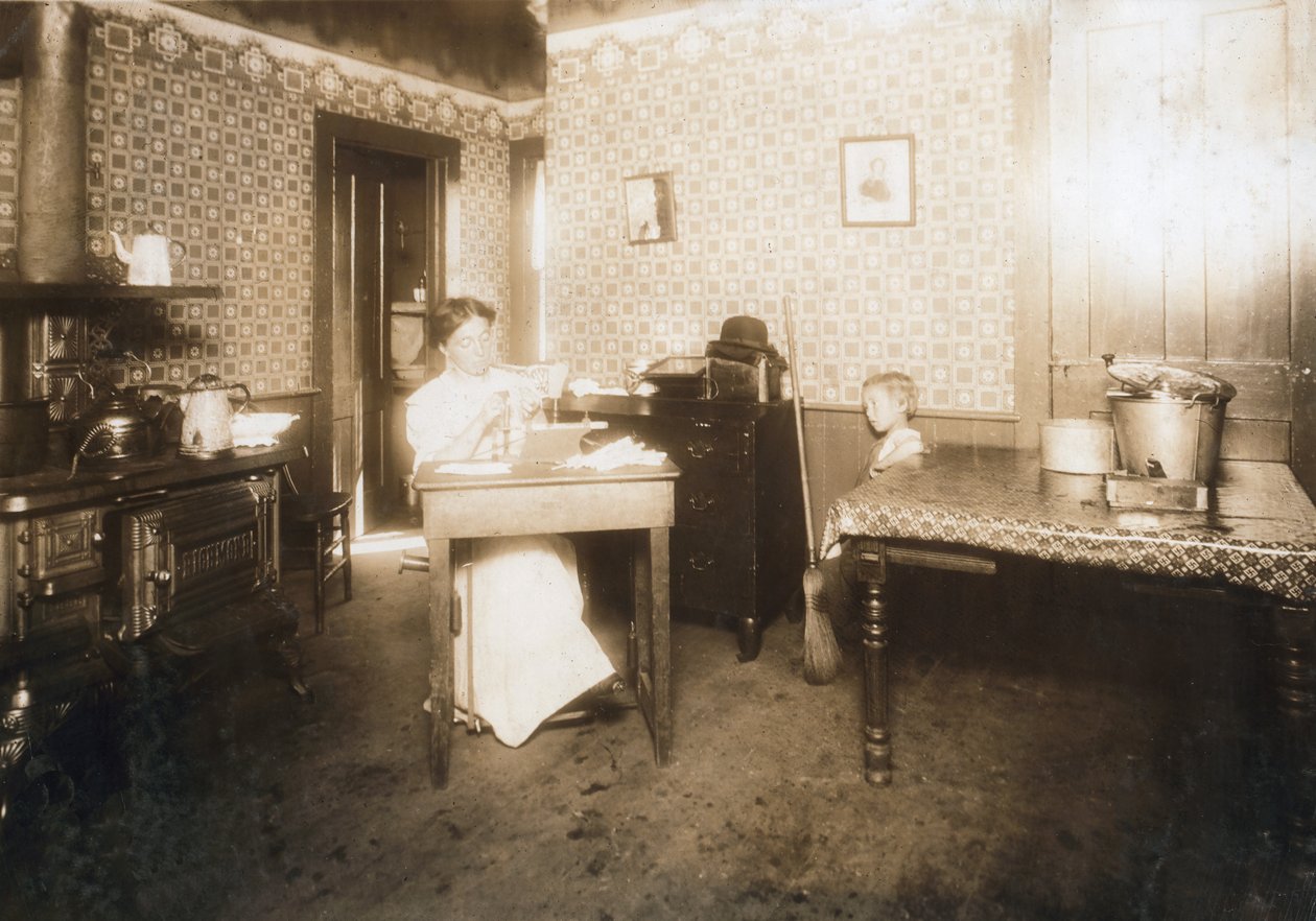 插入刷毛的妇女入牙刷在她的厨房里，c.1912 作者 刘易斯·威克斯·海恩