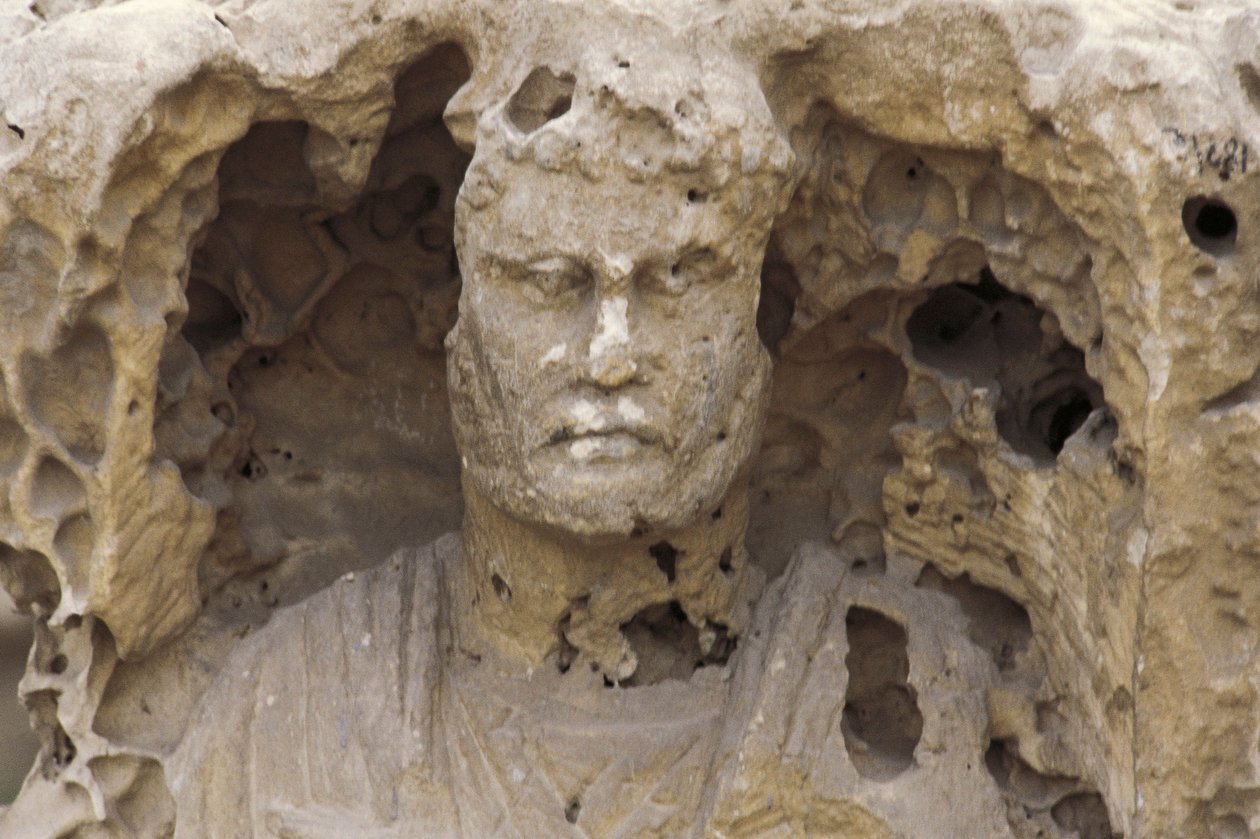 埃及，亚历山大，Kom-esh-Shuqafa 地下墓穴，hypogeum 的内部，雕像的细节 作者 未知未知