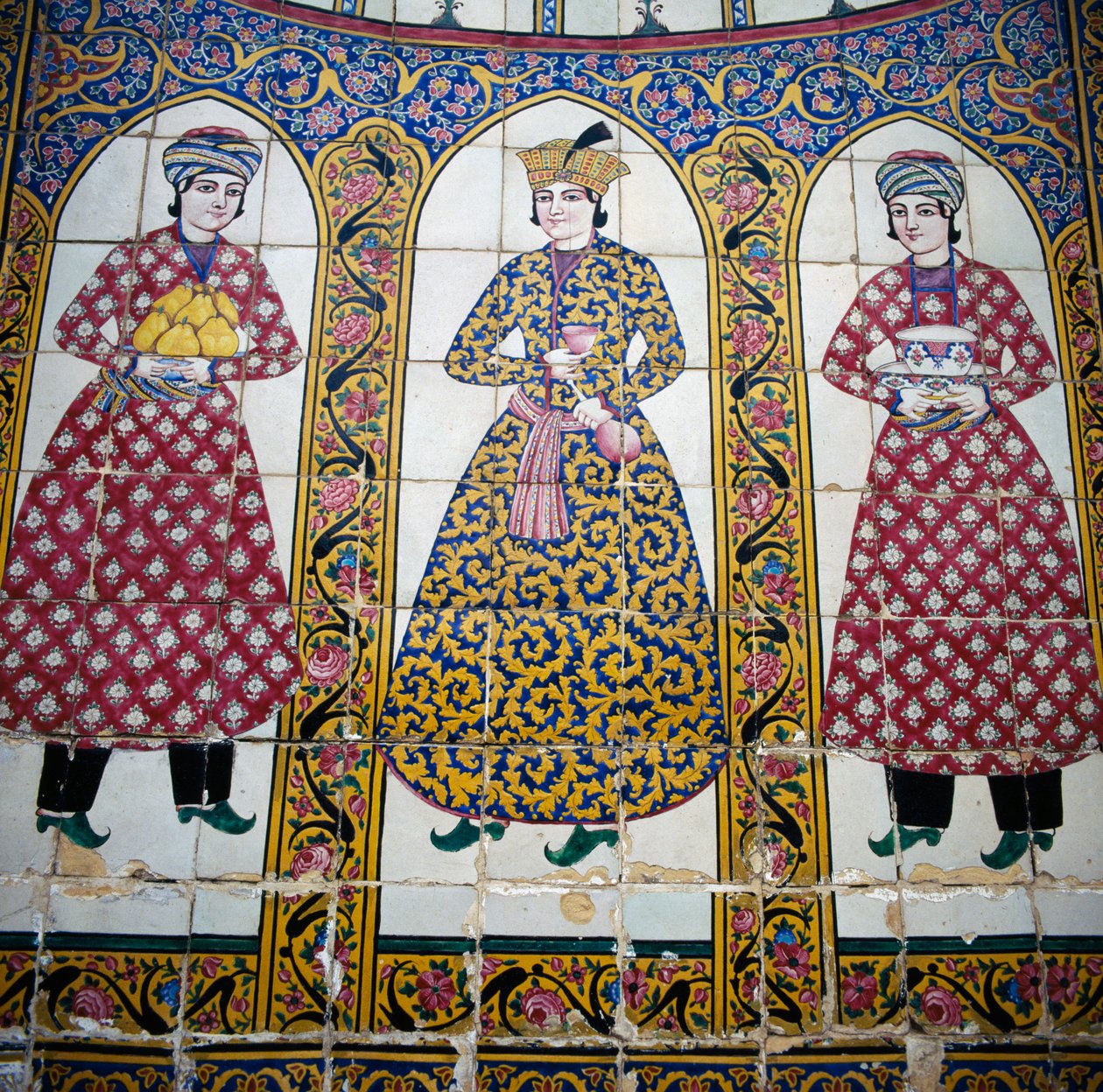 Female figures in traditional Persian dress, majolica tile decoration, Qavam house also known as Narenjestan e Ghavam 作者 未知未知