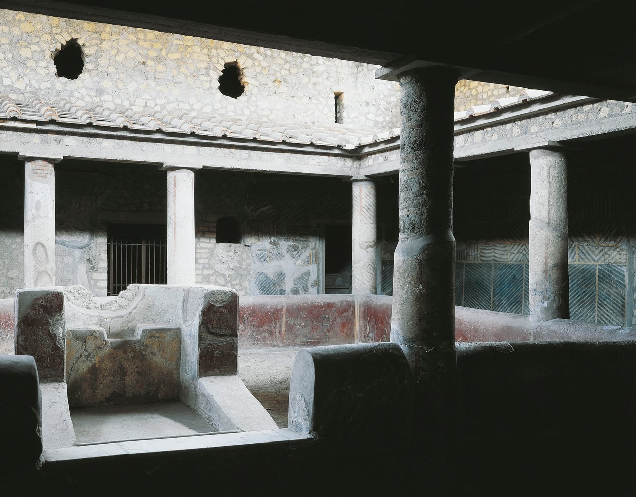 意大利、坎帕尼亚、奥普隆蒂、Torre Annunziata 考古区、罗马别墅 Poppaea、带喷泉的小型室内中庭为花园浇水 作者 未知未知
