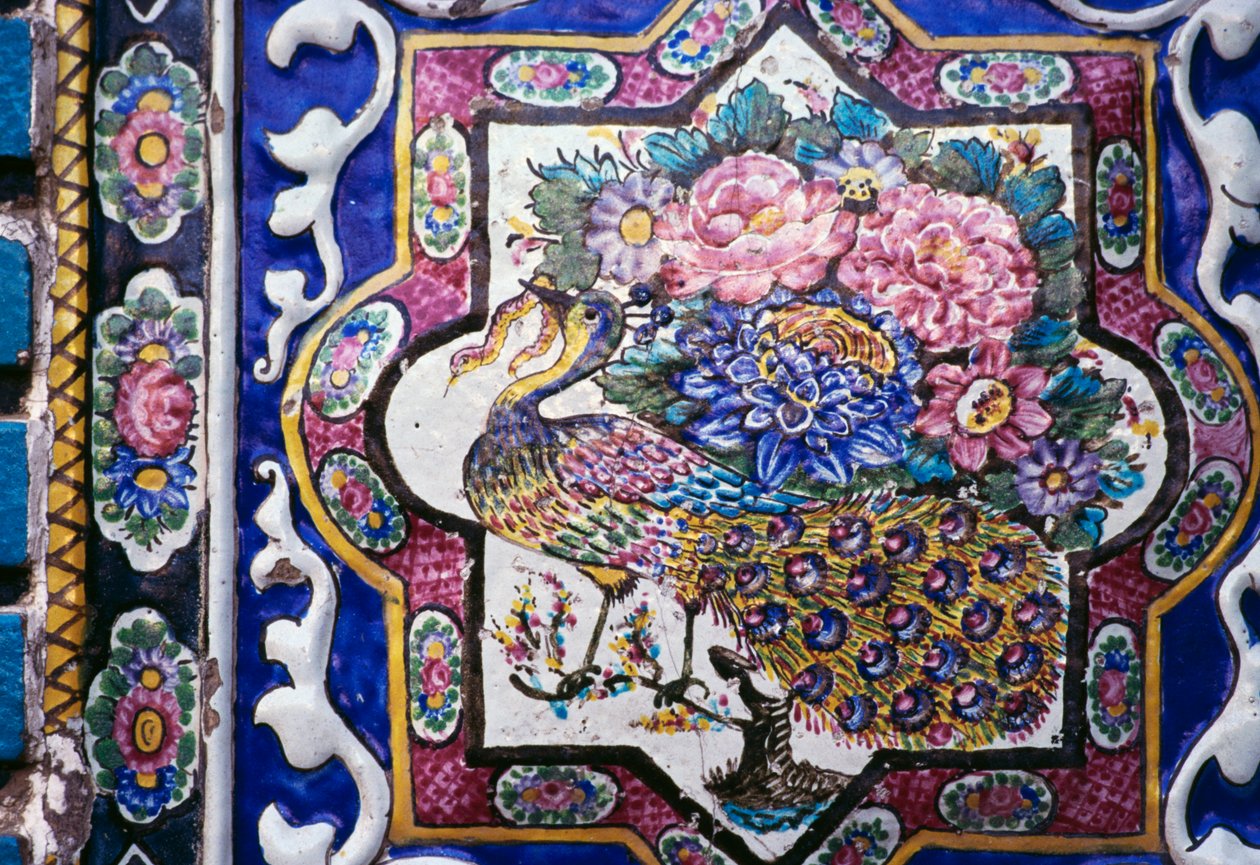 孔雀和花，多色瓷砖装饰在 Tekyeh Mo