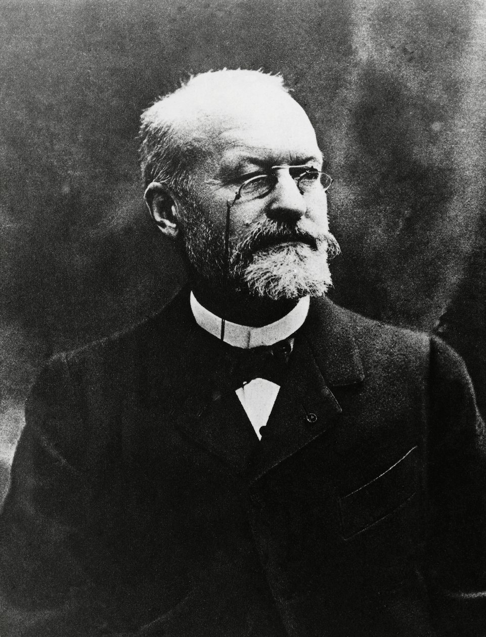 查尔斯-路易斯-阿尔方斯-拉维兰（1845-1922）的肖像，法国医学细菌学家，1907年诺贝尔医学奖，图片由尤金-皮鲁（1841-1909）拍摄。 作者 未知未知