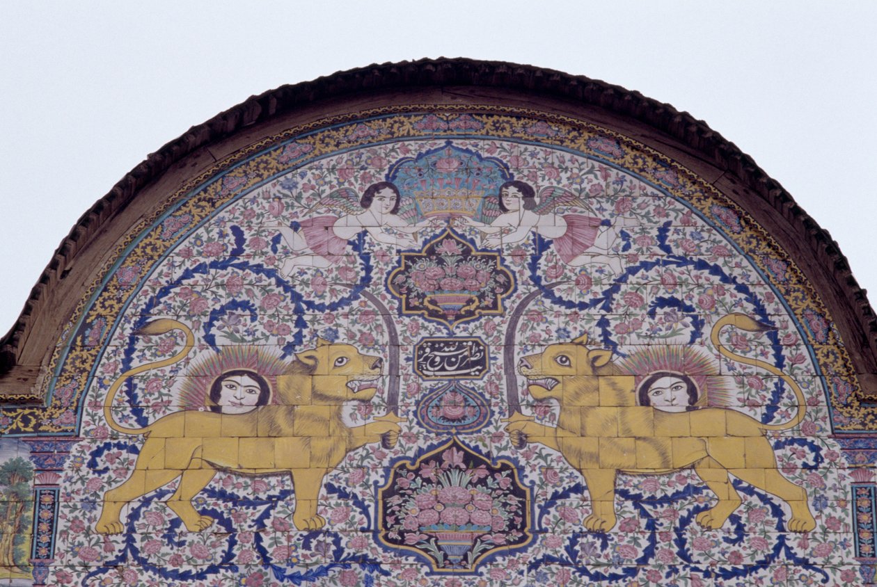太阳和狮子，Qajar 王朝的皇家象征，Qavam 房屋前面的彩色瓷砖装饰，也称为 Narenjestan e Ghavam 作者 未知未知