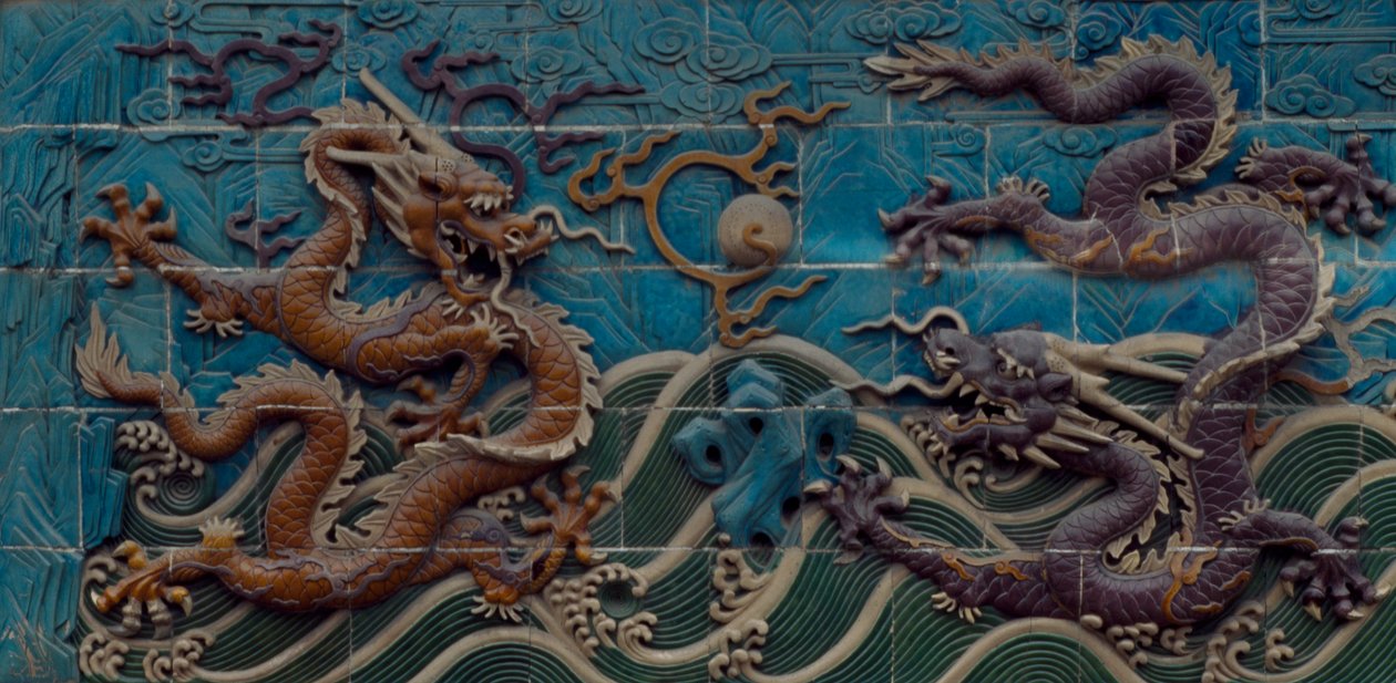 中国北京北海公园九龙壁细节，两条龙在玩火红的珍珠，彩色釉面珐琅。 中华文明 作者 未知未知