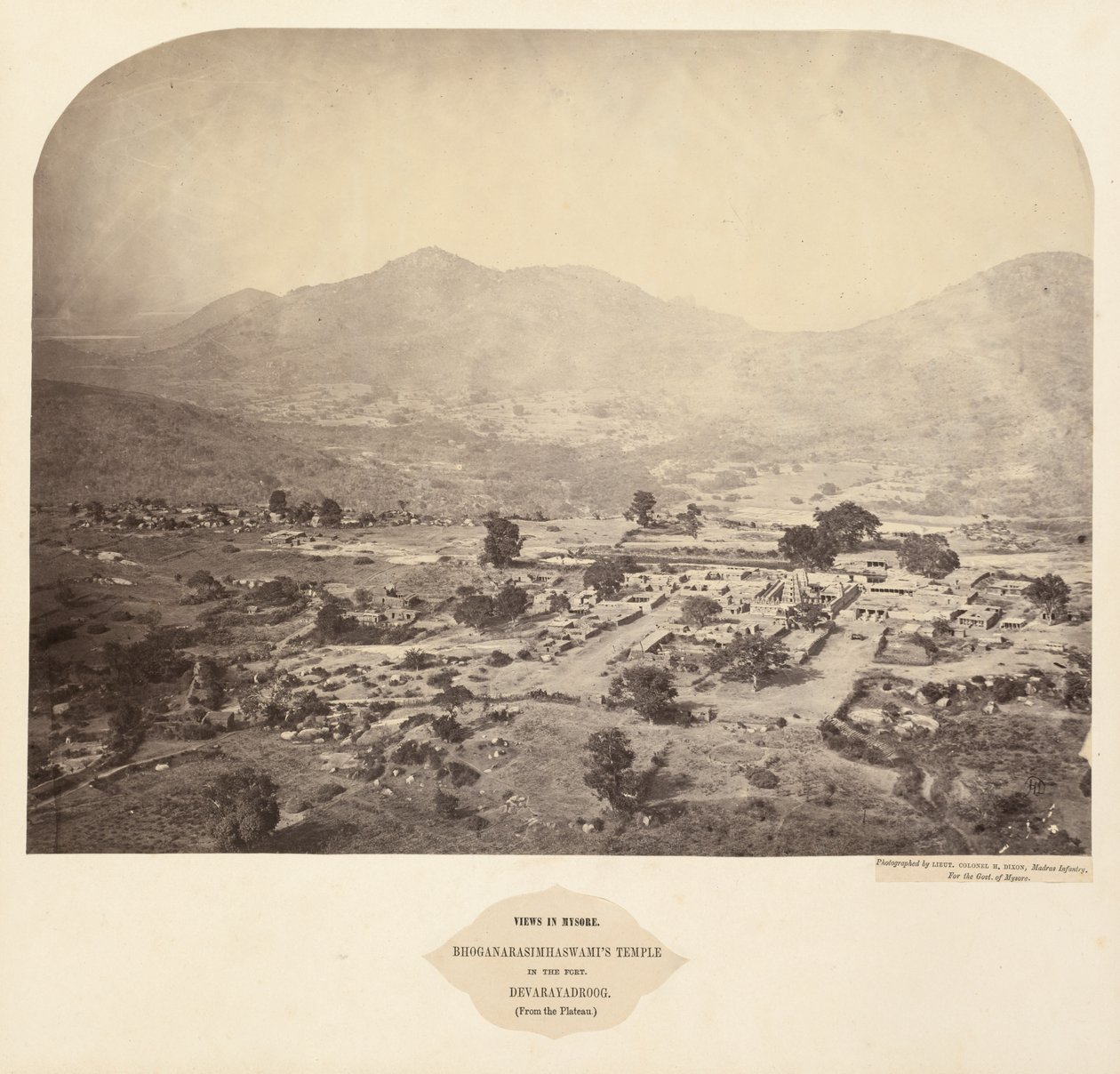 迈索尔（Mysore）中的景色：1862-1865年在德瓦拉亚德罗格堡（Devarayadroog ...）内的Bhoganarasimhaswamis庙。 作者 亨利·迪克森中校