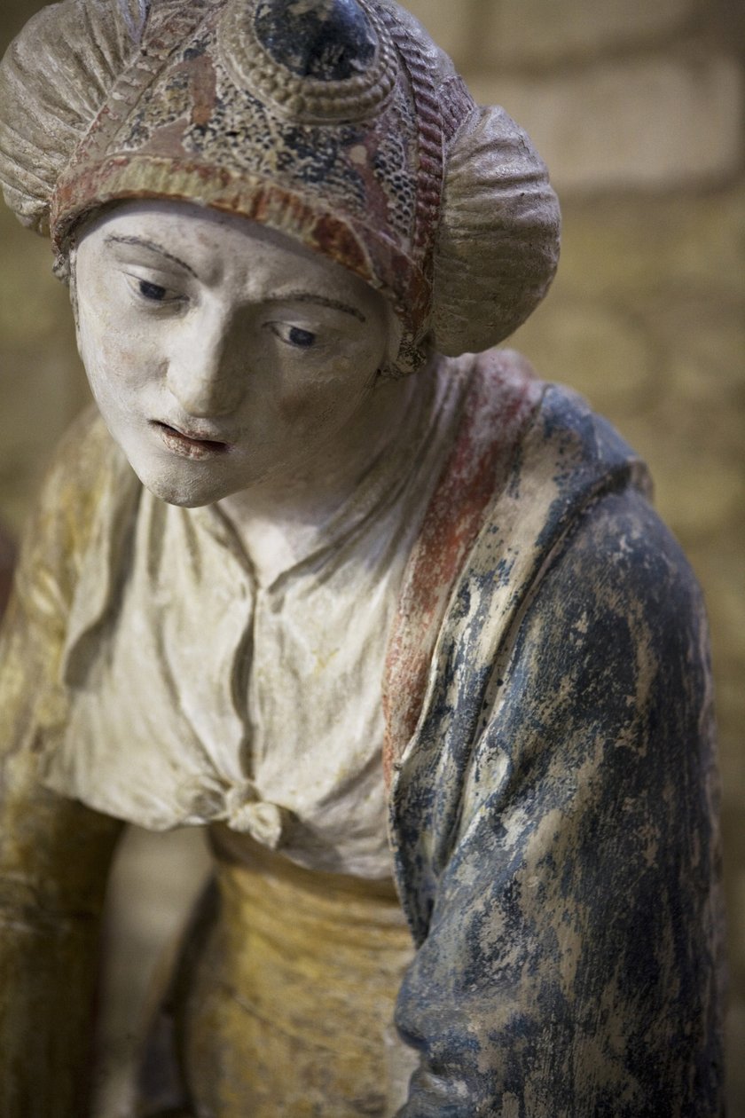 戴着帽子的神圣女人（彩绘石头） 作者 里吉尔·里奇尔