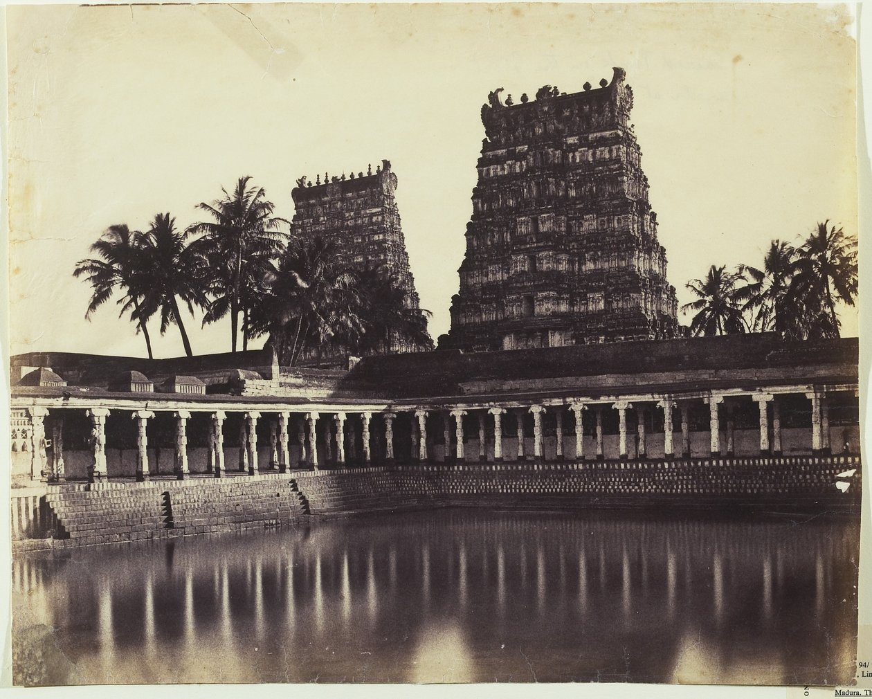 马都拉。来自坦克的大宝塔，Mootoo Alaghur和East Gopurum，1858年（蛋白印刷从蜡纸负片） 作者 林奈牛肚