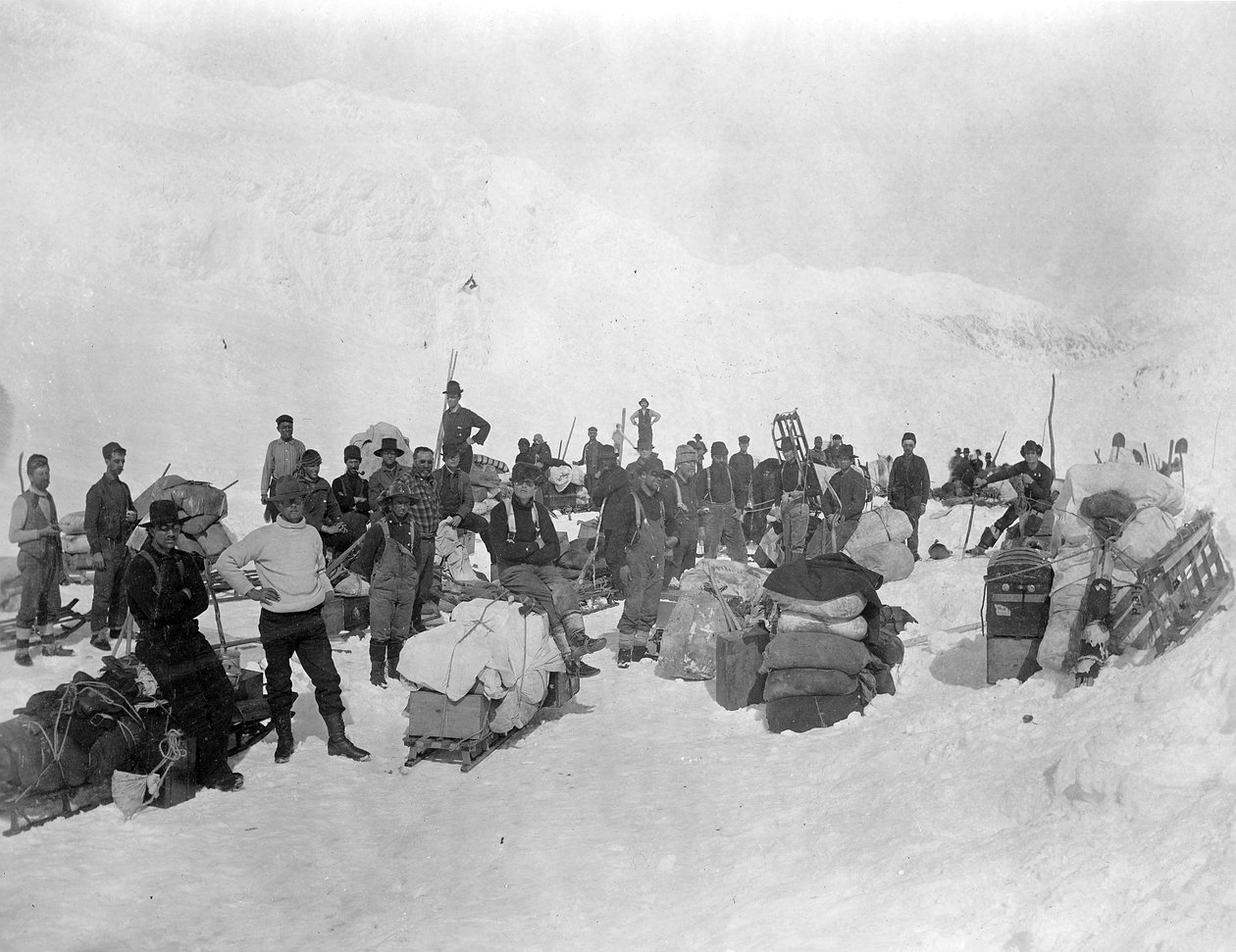 1897年，阿拉斯加州Chilkoot Pass峰会上的寻金者 作者 劳埃德·瓦伦丁和池塘，埃德温·珀西·温特