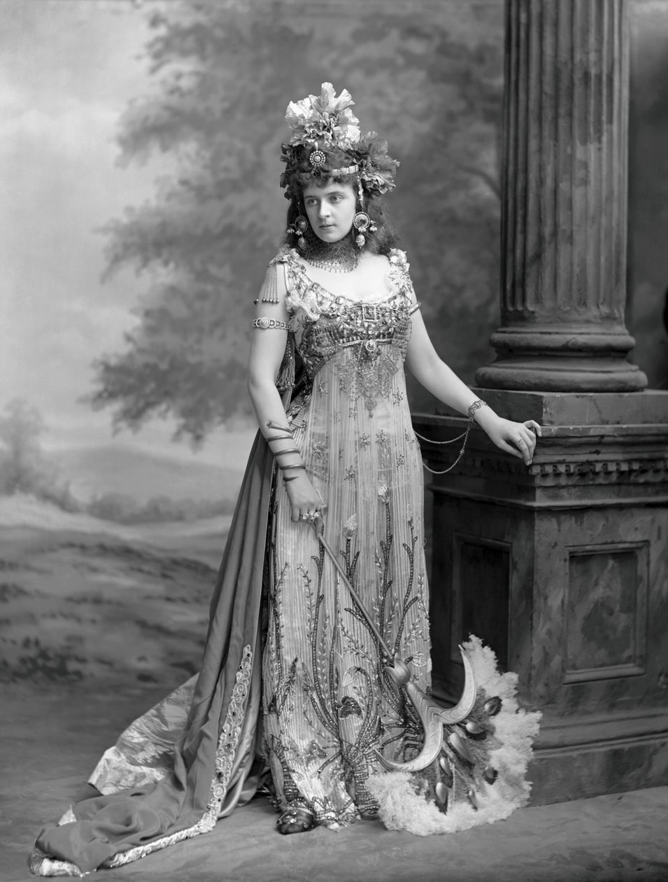 Algernon Bourke夫人1870-1967，名Guendoline Irene Emily Sloane-Stanley...，1897年。 作者 伦敦。照相馆拉斐特