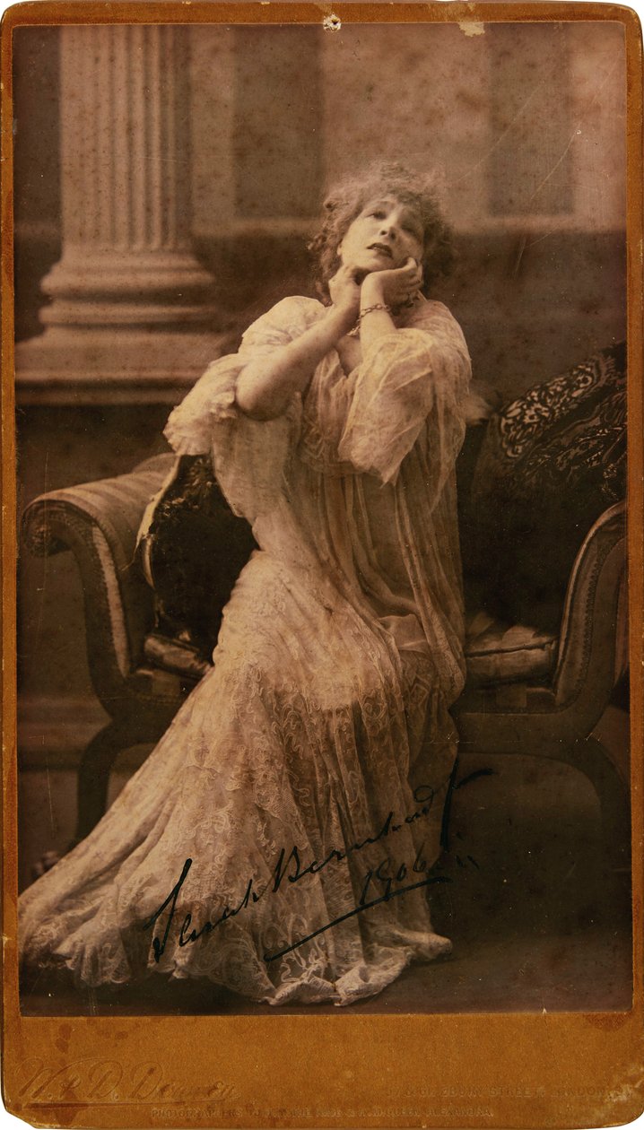 莎拉-伯恩哈特的肖像，1844-1923年，1906年。 作者 伦敦。摄影工作室 W. and D. Downey