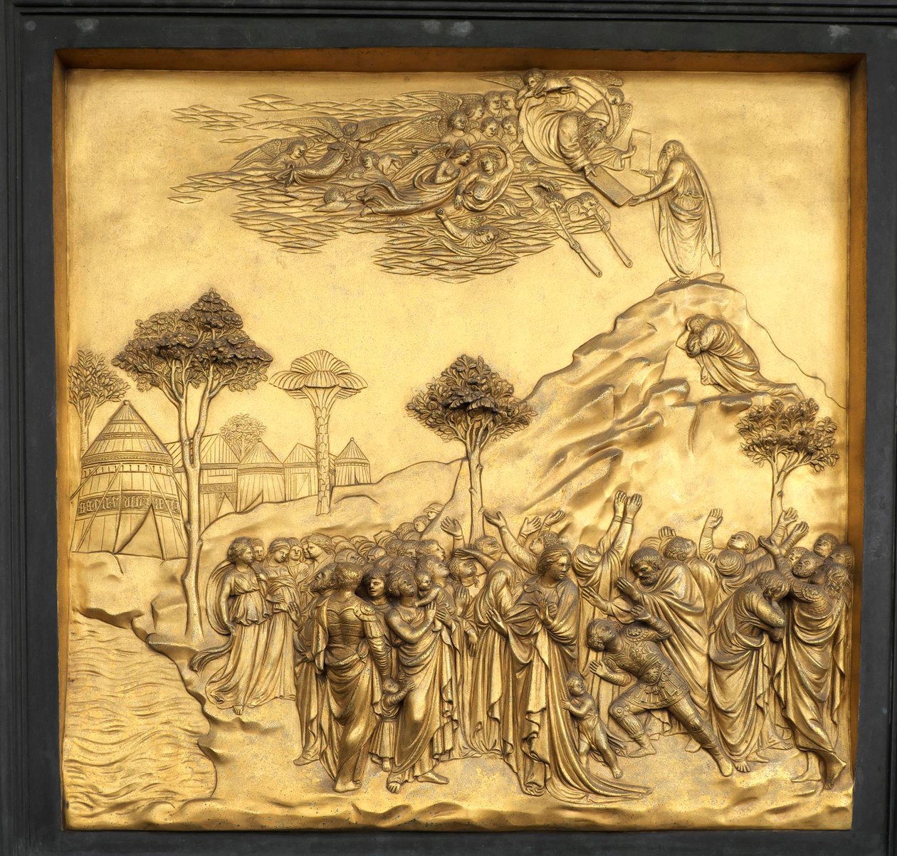 摩西接受律法书，浮雕，洗礼堂天堂之门，2015 年（照片） 作者 洛伦佐·吉贝蒂（Lorenzo Ghiberti）