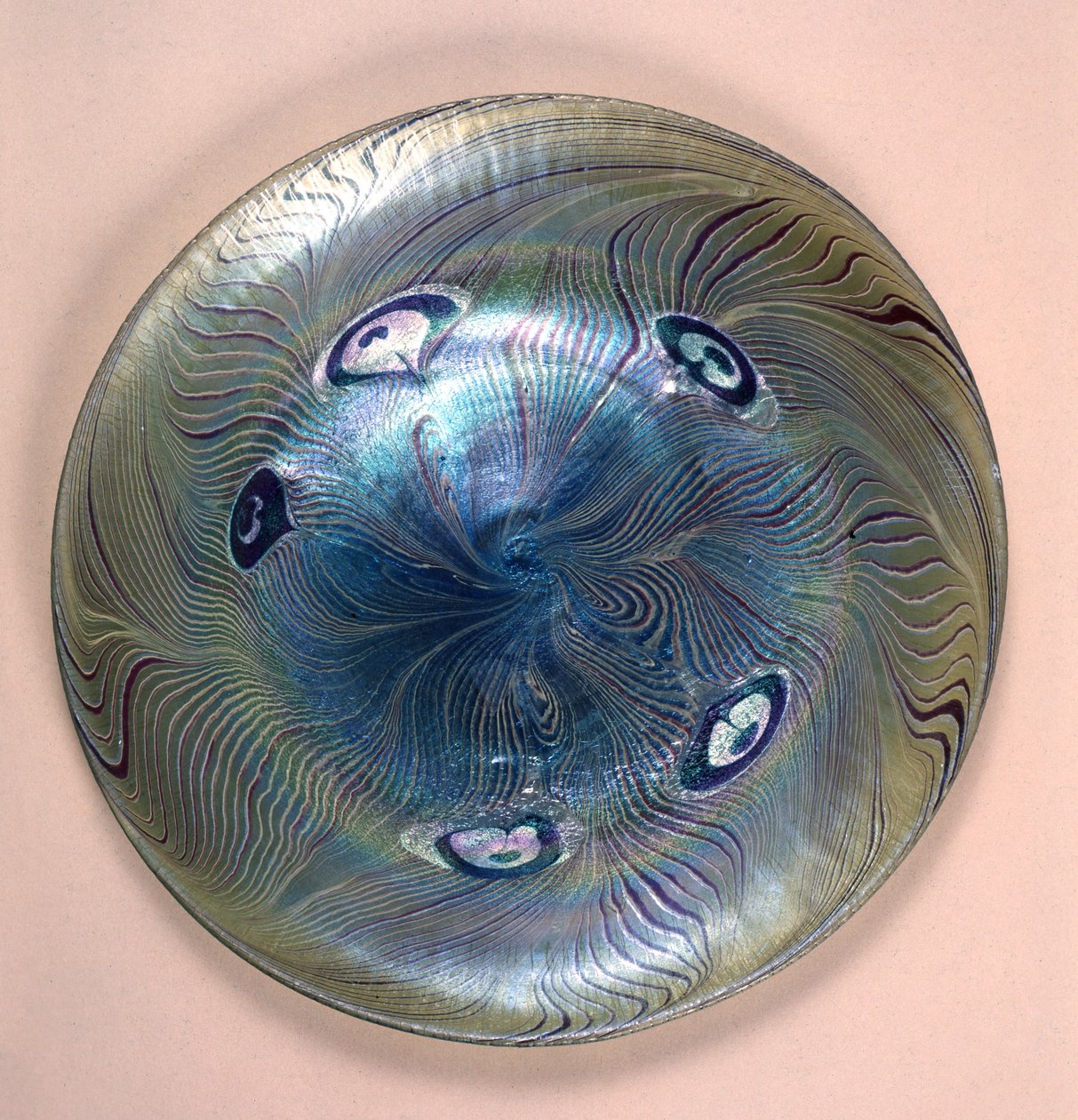 Tiffany favrile plate，纽约，1902年（玻璃） 作者 路易斯·康福特·蒂芙尼