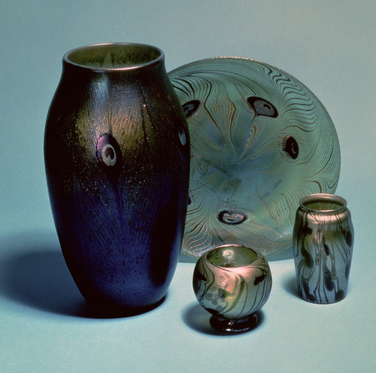 Tiffany favrile板和花瓶，纽约，1890年（玻璃） 作者 路易斯·康福特·蒂芙尼
