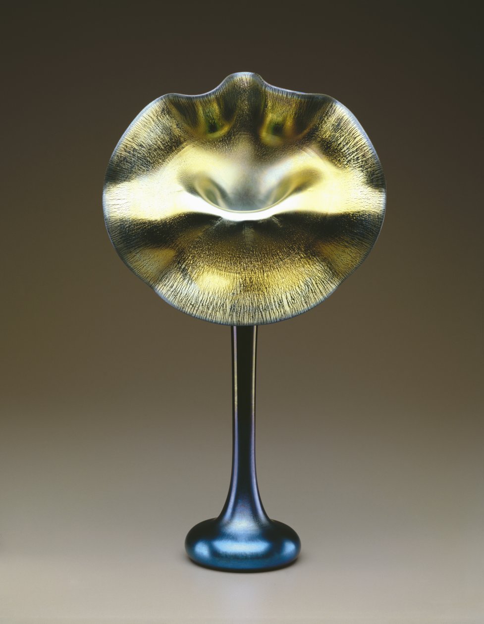 蓝色和金色的“Jack-in-the-Pulpit”花瓶 作者 路易斯·康福特·蒂芙尼