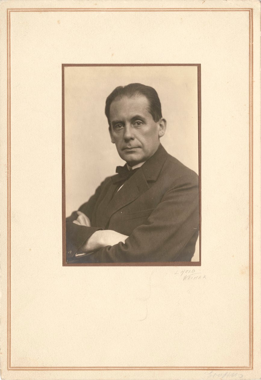 沃尔特·格罗皮乌斯（Walter Gropius）1883-1969，1920年代初。 作者 路易英雄