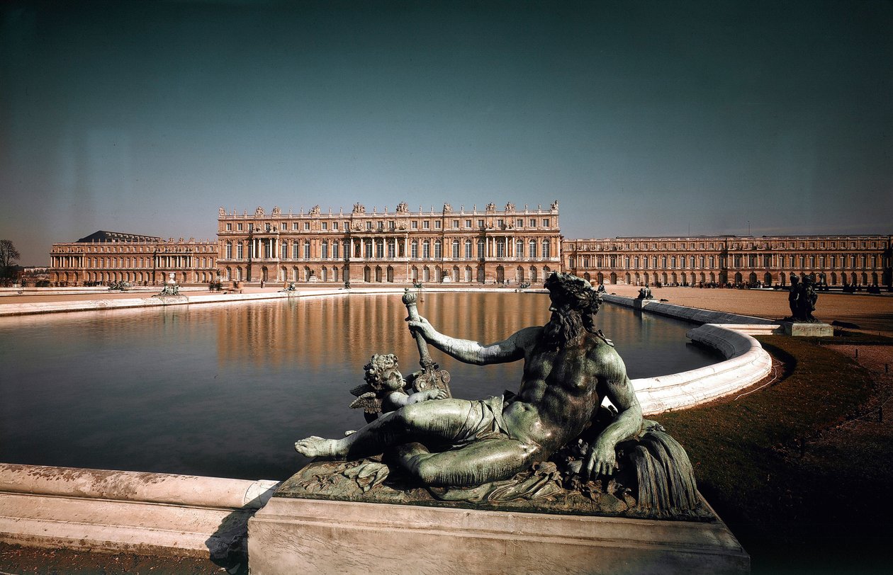 凡尔赛城堡公园的立面和喷泉的景色。 由建筑师 Louis Le Vau (1612-1670) 和 Jules Hardouin Mansart (1646-1708) 创建 1668-1684 凡尔赛宫和特里亚农宫，凡尔赛 作者 Louis 和 Mansart Jules H. Le Vau