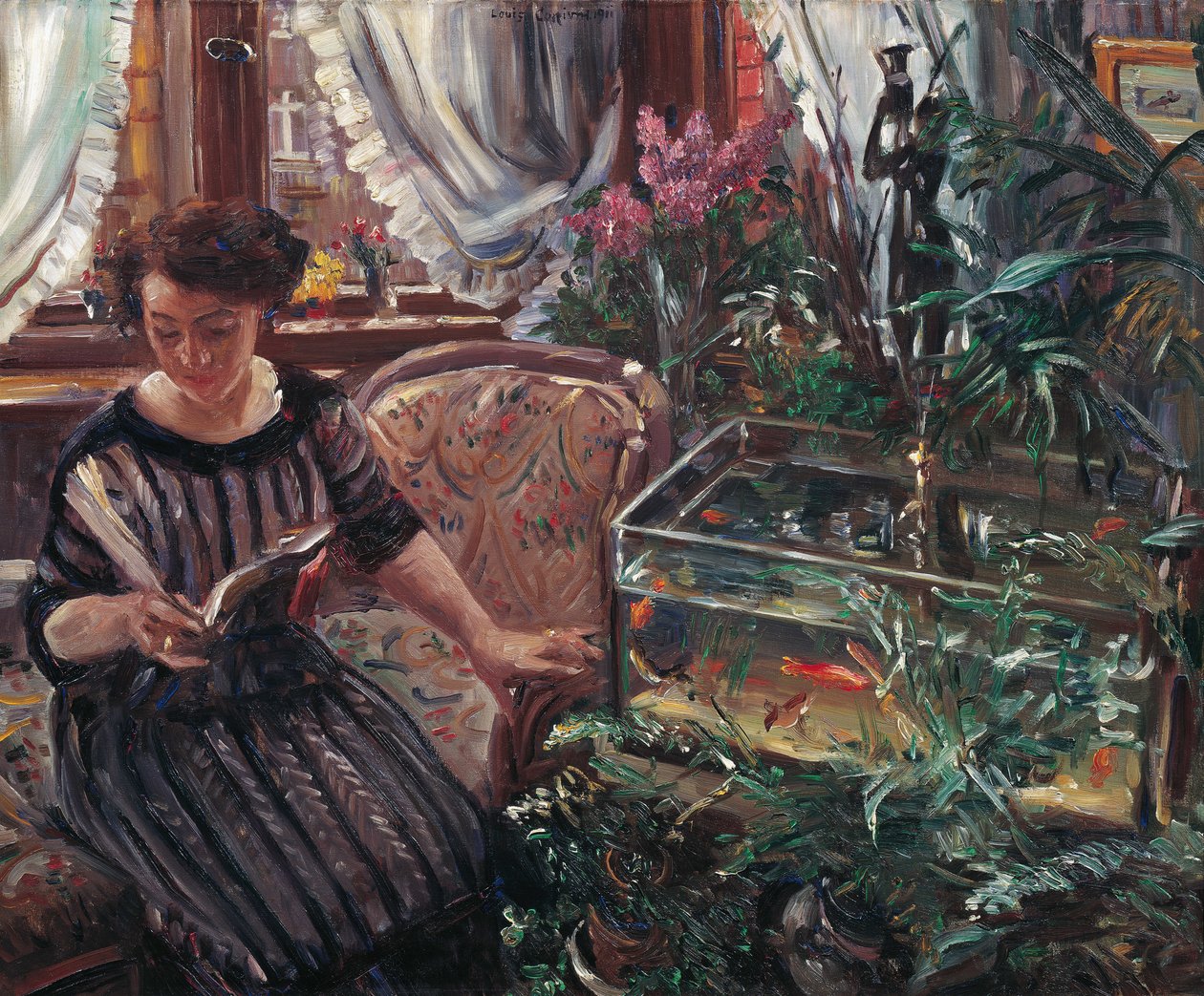 一个在金鱼缸旁读书的女人，1911年。 作者 洛维斯·科林斯（Lovis Corinth）