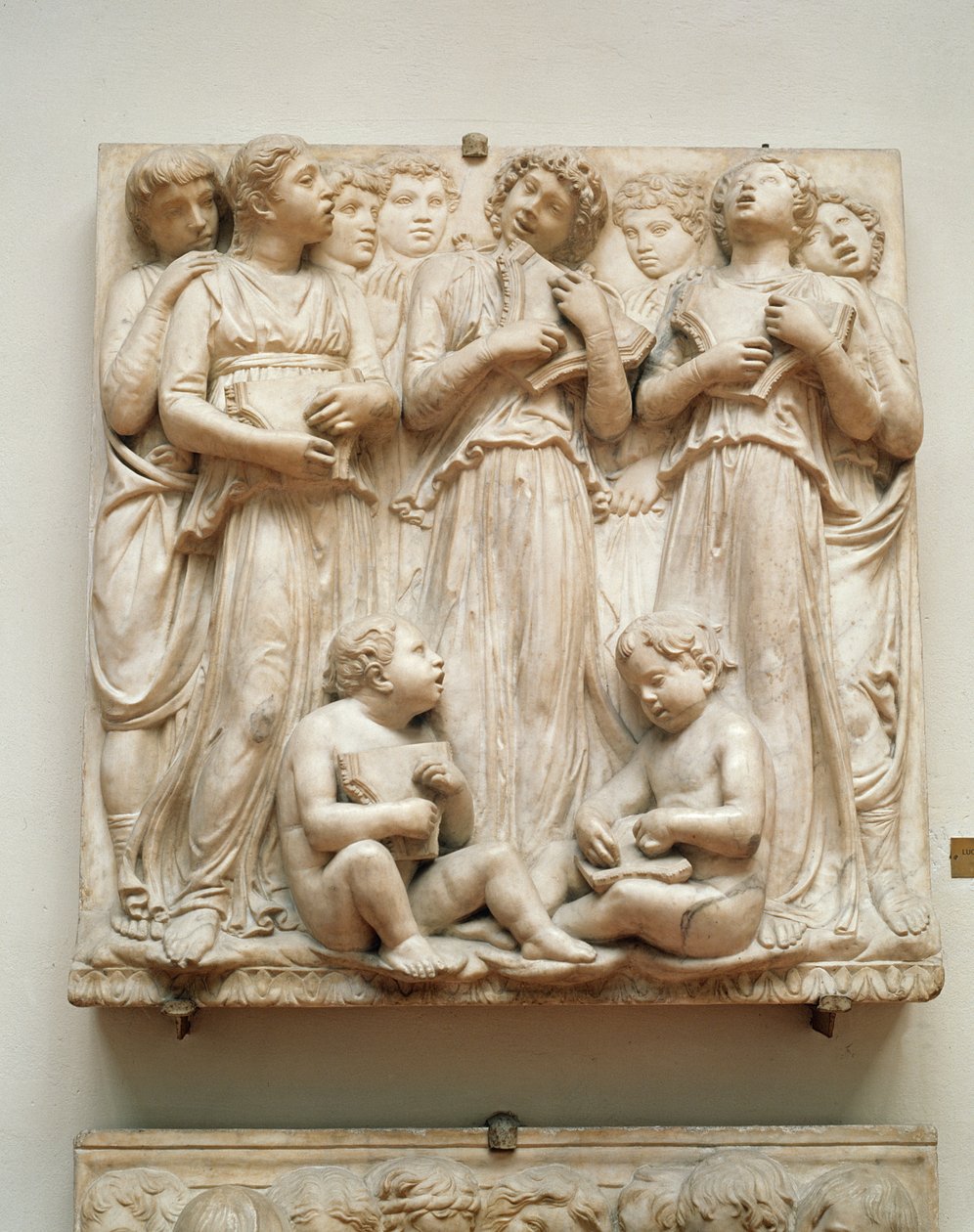 歌唱天使，坎波里亚的救济，c.1432-38（大理石） 作者 卢卡·德拉·罗比亚